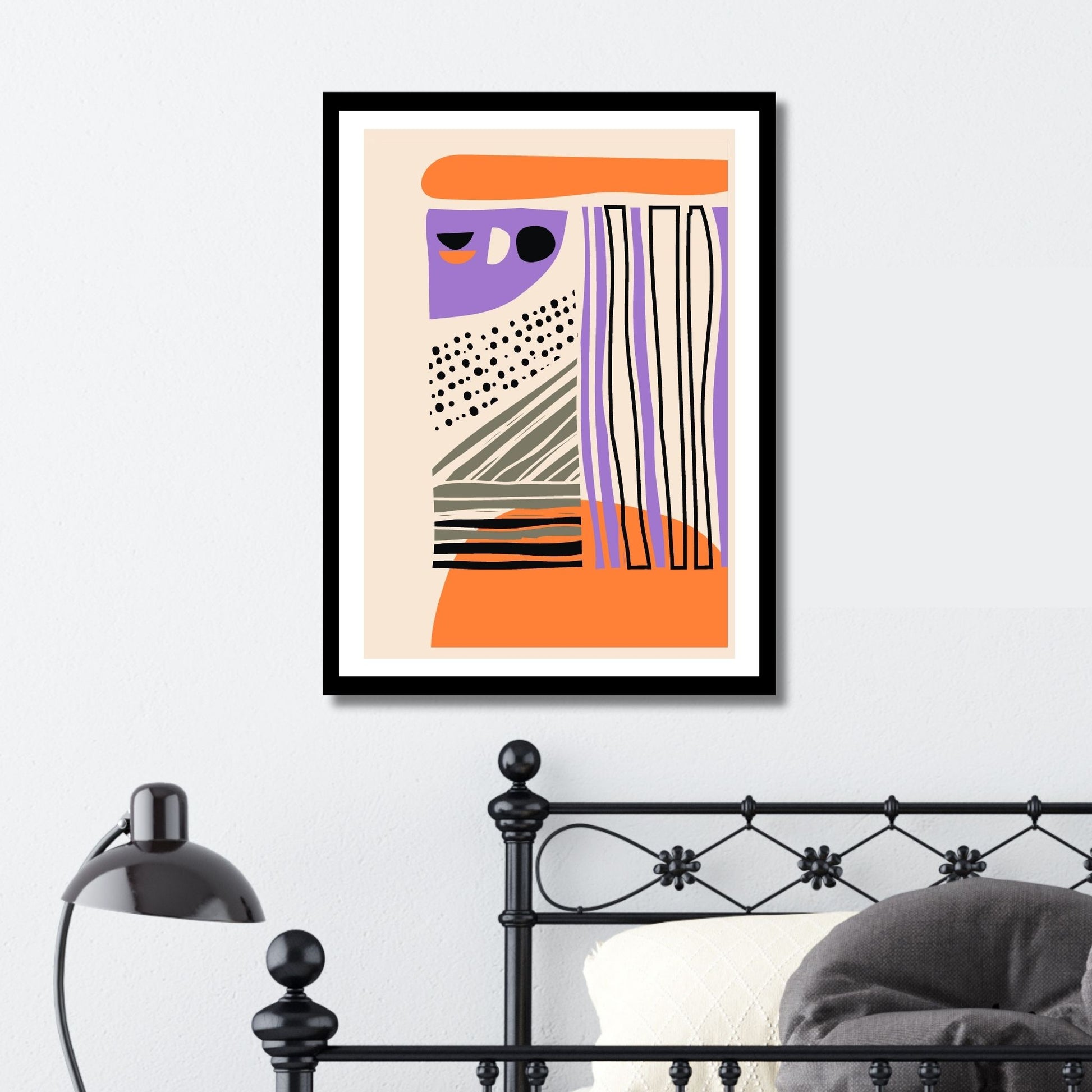 Denne unike kunstverkets visuelle dynamikk er skapt gjennom en intrikat håndtegnet abstrakt stil. Med fargerike kombinasjoner av svart, oransje, lilla og grått, satt mot en dempet oransje bakgrunn. Illustrasjonsfoto viser motivet som plakat i svart ramme.