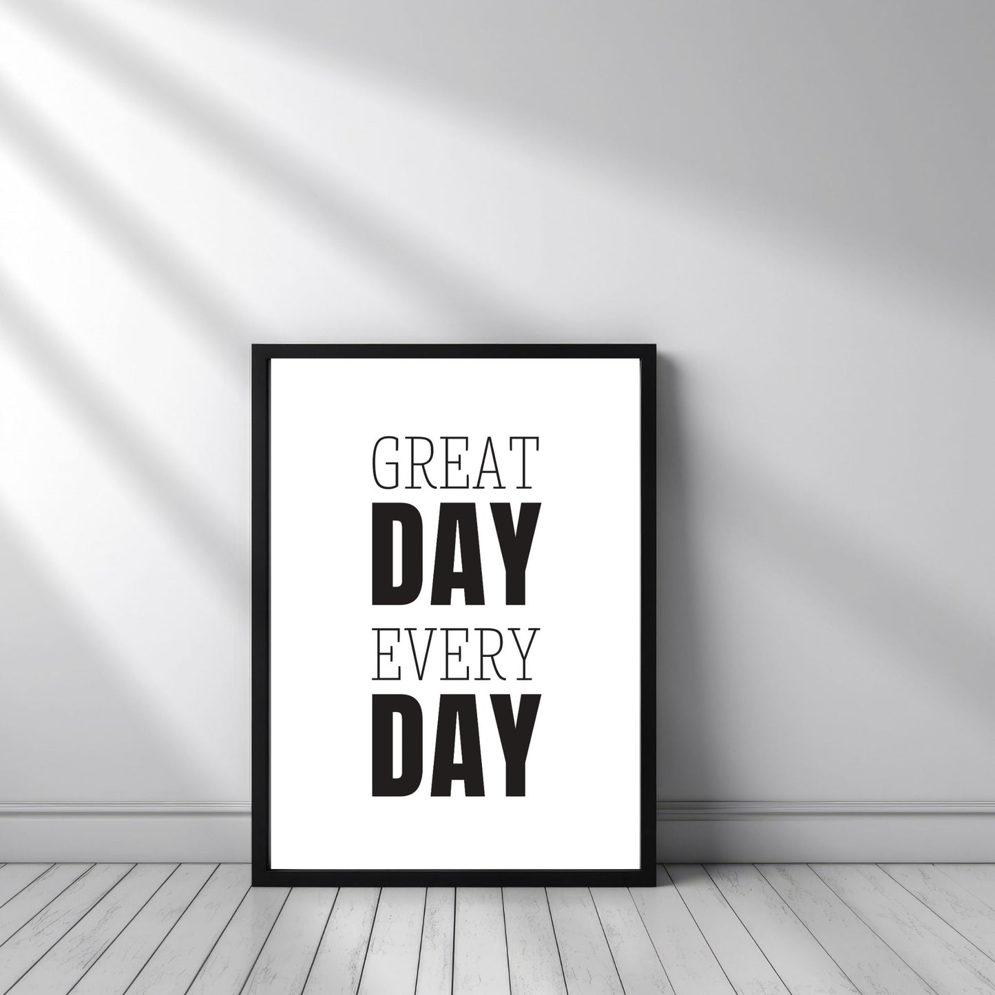 Grafisk plakat med sort skrift på hvit bakgrunn. Tekst på plakat "Great day every day" Illustrasjon viser plakat i sort ramme.
