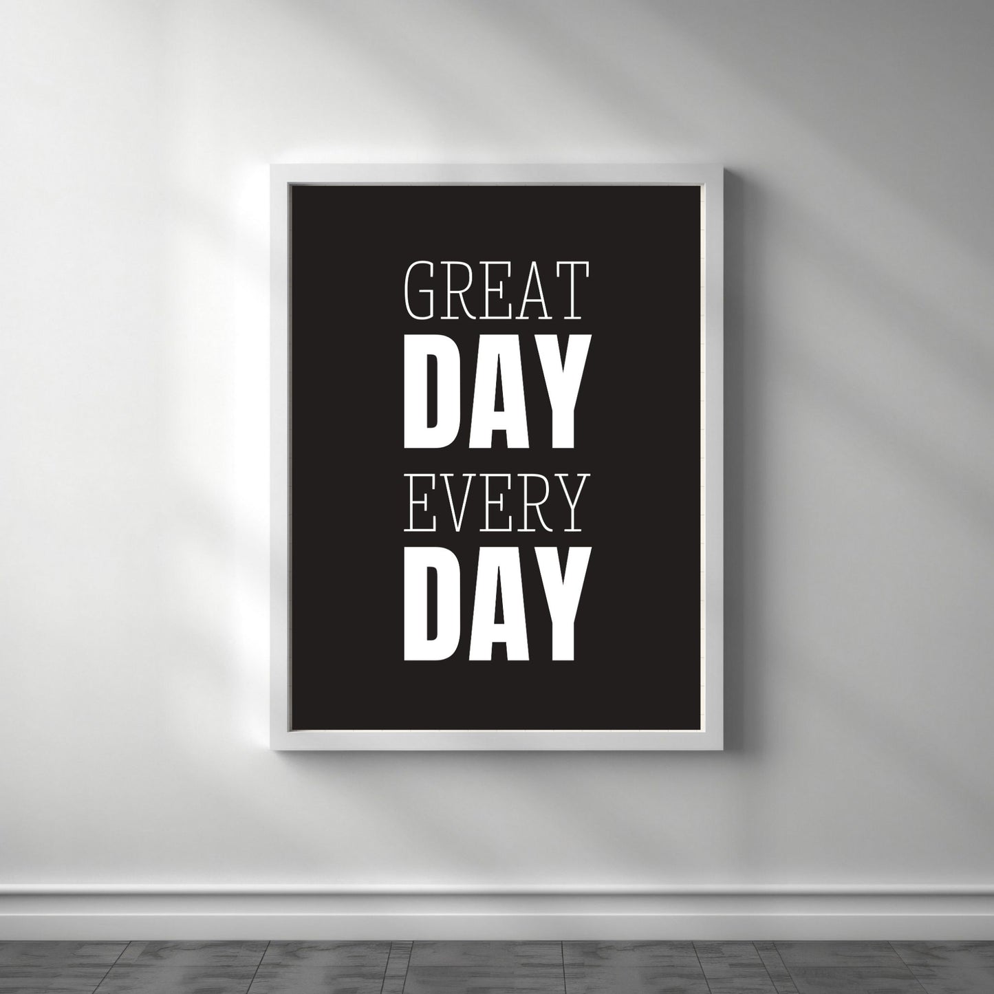 Grafisk plakat med hvit skrift på sort bakgrunn. Tekst på plakat "Great day every day" Illustrasjon viser plakat i hvit ramme.