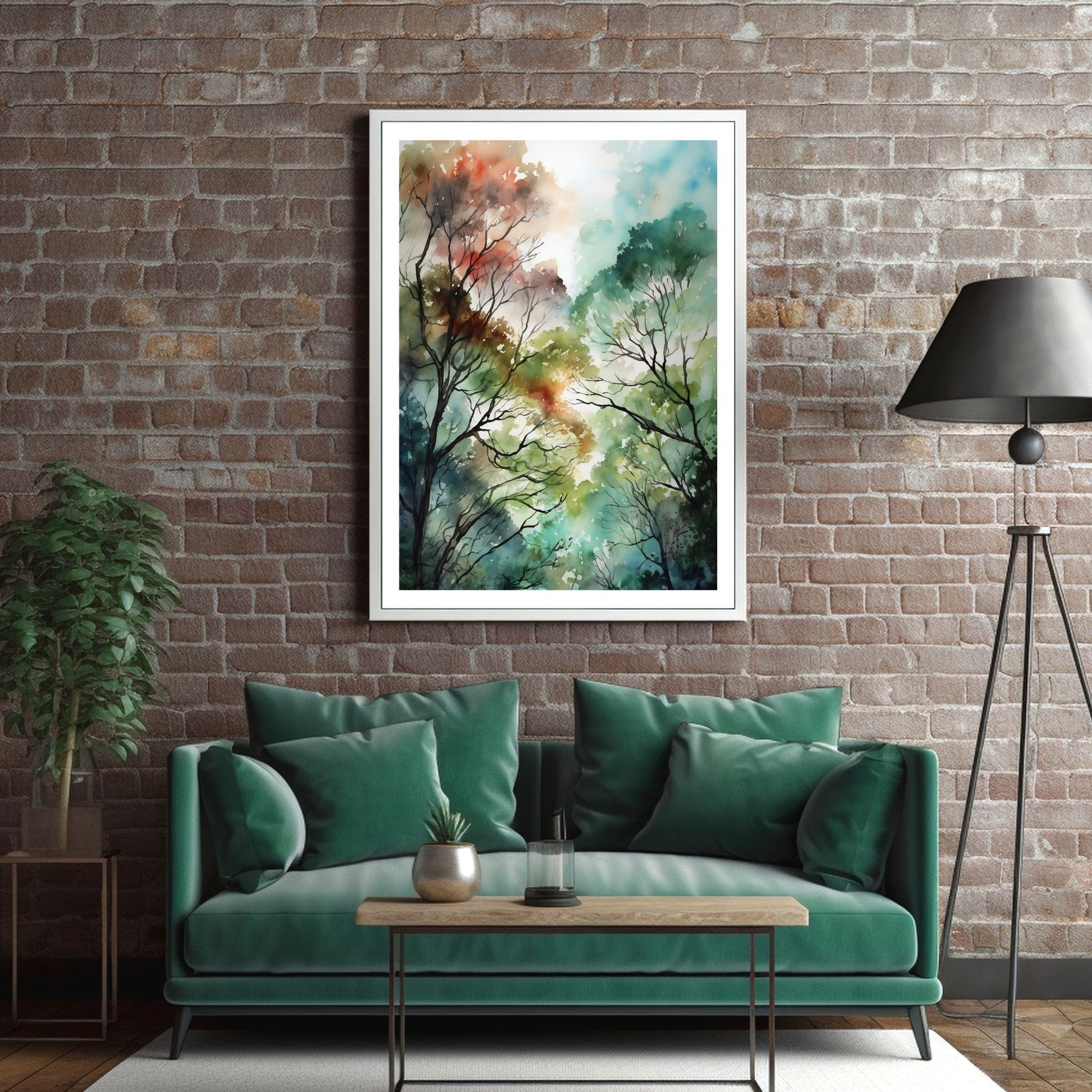 Grafisk abstrakt akvarell av lauvtrær i begynnende høstlig preg. Illustrasjonsfoto viser motivet som plakat i ramme på en vegg over en sofa.