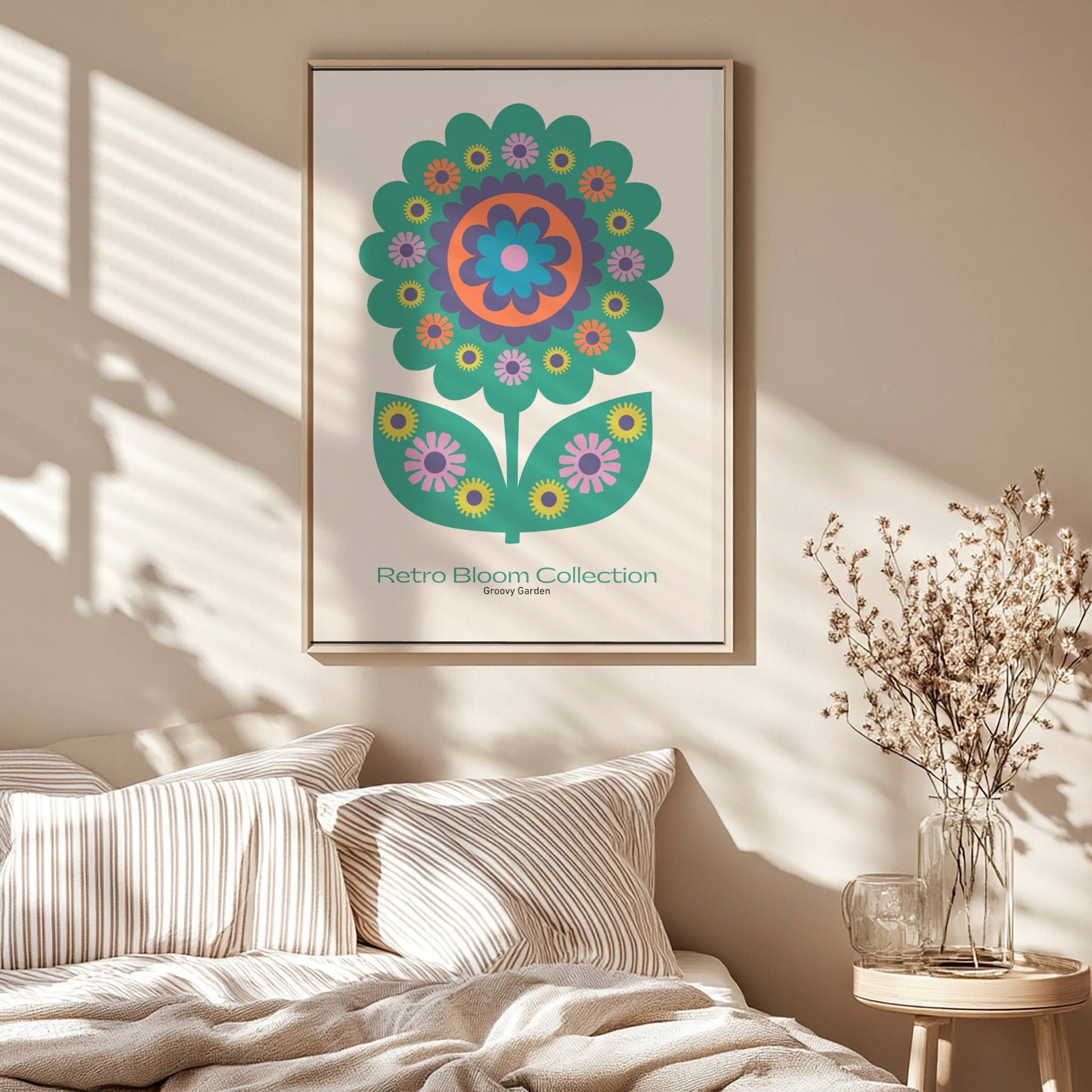 Groovy Garden kombinerer et symmetrisk blomsterdesign med sterke farger og et nostalgisk uttrykk. Illustrasjon viser plakat i eik ramme.