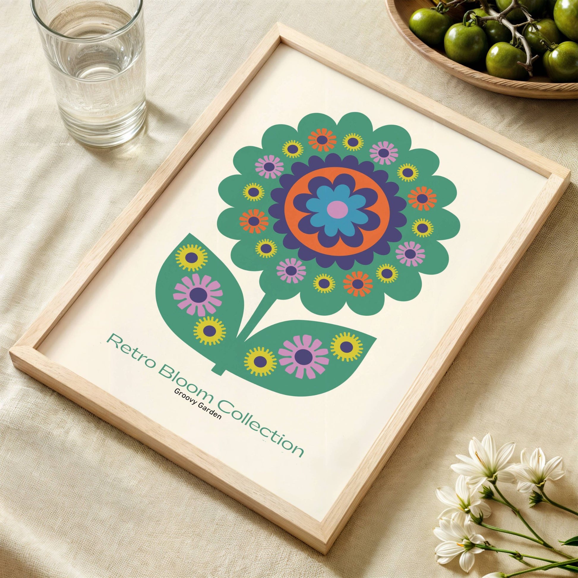 Groovy Garden kombinerer et symmetrisk blomsterdesign med sterke farger og et nostalgisk uttrykk. Illustrasjon viser plakat i eik ramme.