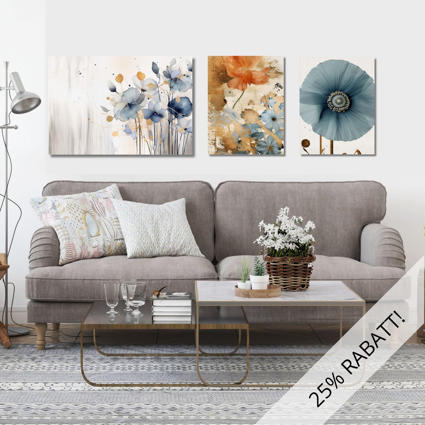 Galleri Abstract Floral består av 3 grafiske akvareller i duse rust, blå og beige fargetoner. Illustrasjonen viser motivene på lerret som henger over en sofa.