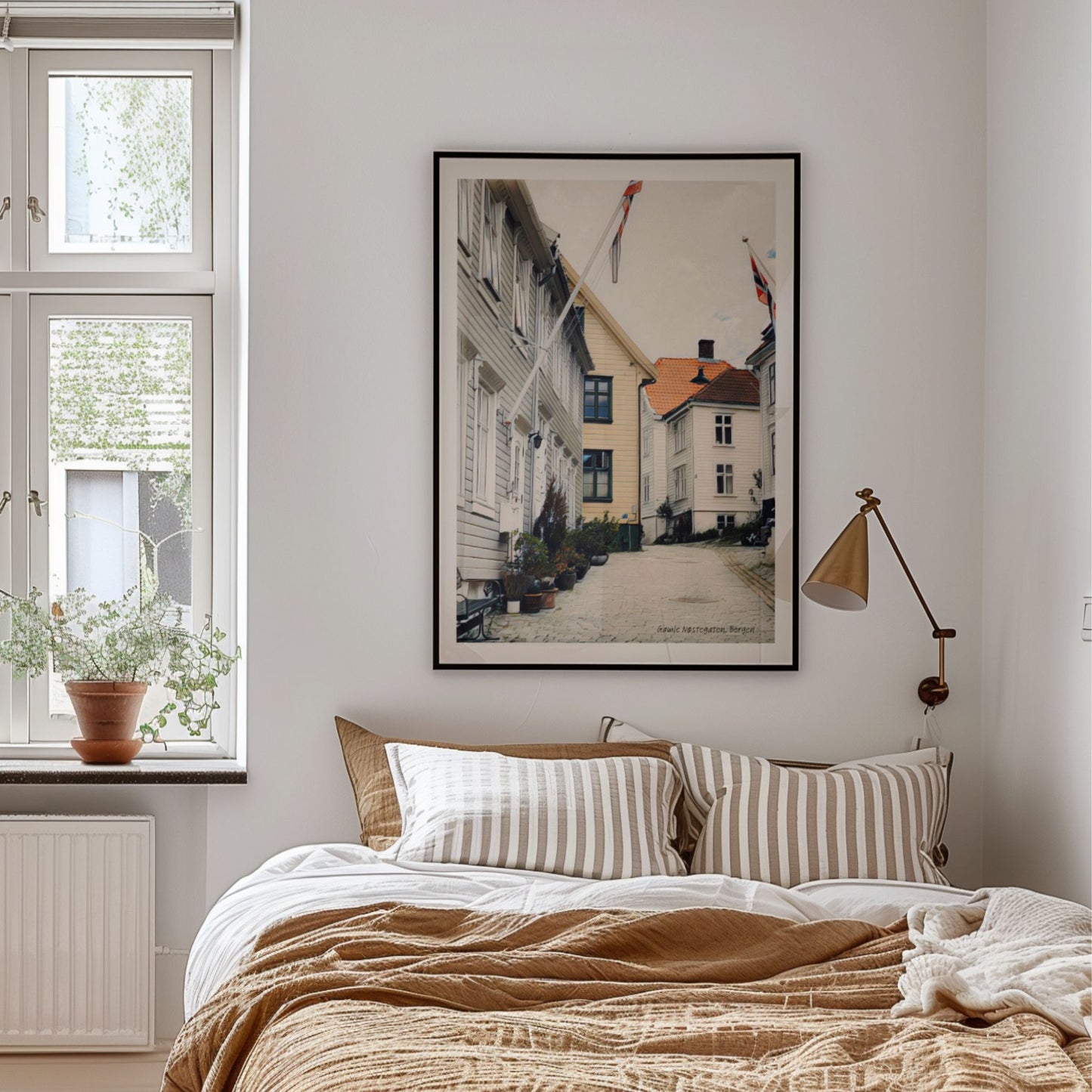 Gamle Nøstegaten på Sydnes byr på en rolig og stemningsfull atmosfære, med sine smale gater og karakteristiske trehus. Illustrasjon viser plakat i sort ramme.