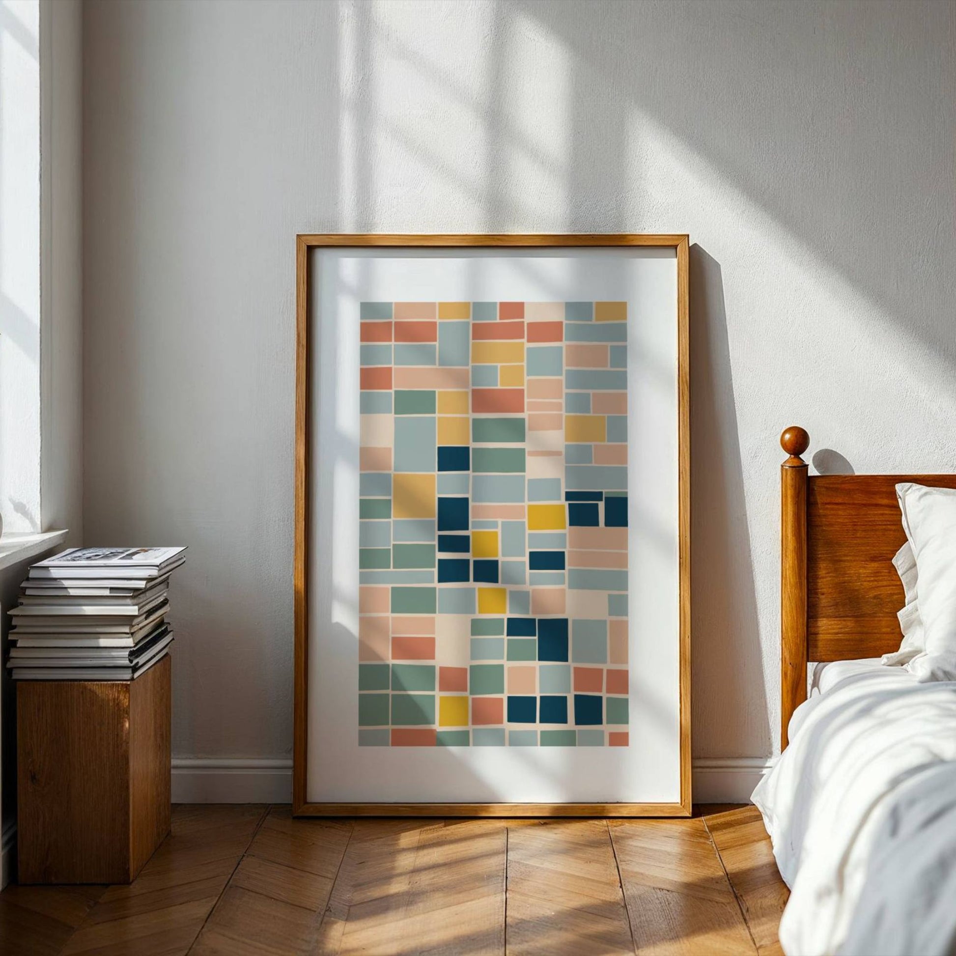 Geo Harmony består av rektangulære former i myke, balanserte fargetoner som blå, grønn, gul og terrakotta. Illustrasjon viser plakat i eik ramme på gulv.