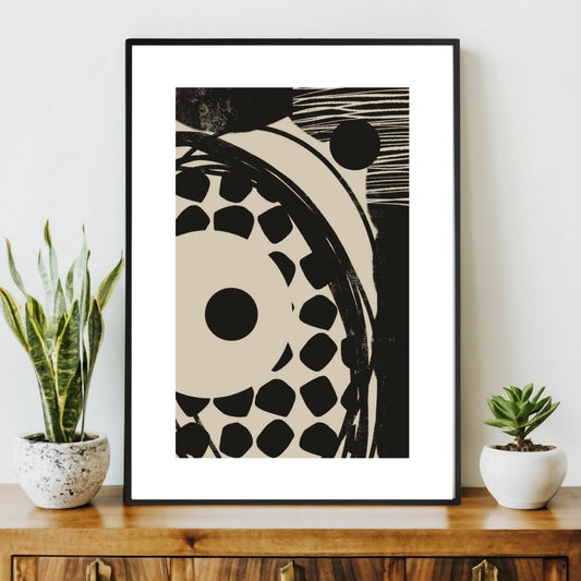 Geometric Art Shapes plakat kombinerer abstrakte geometriske former med minimalistiske linjer og dynamiske mønstre. Illustrasjonsfoto viser plakat i svart ramme.