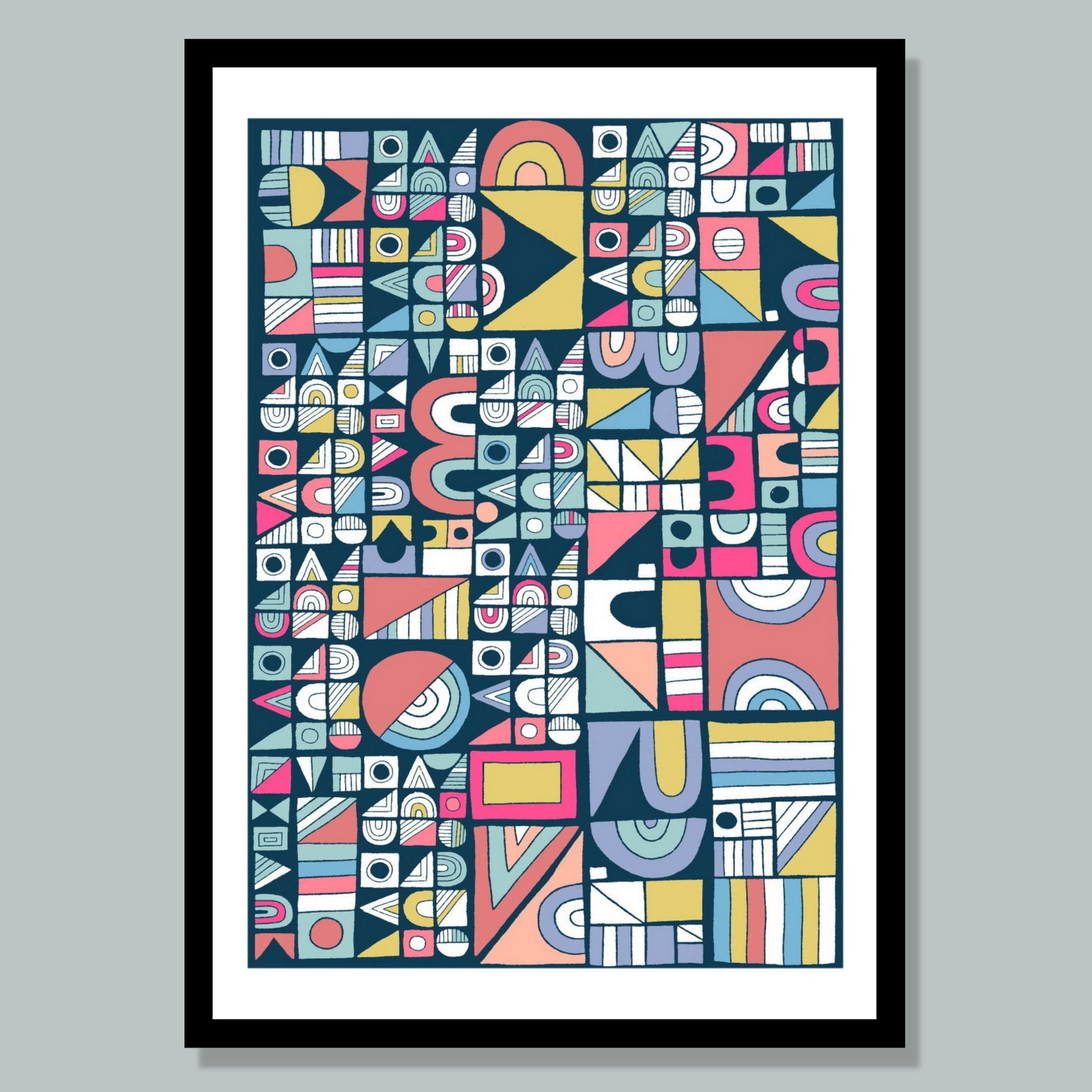 Plakat med geometrisk motiv i sirkler, trekanter, kvadrater og rektangler, i multi farger på mørk blå bunn.