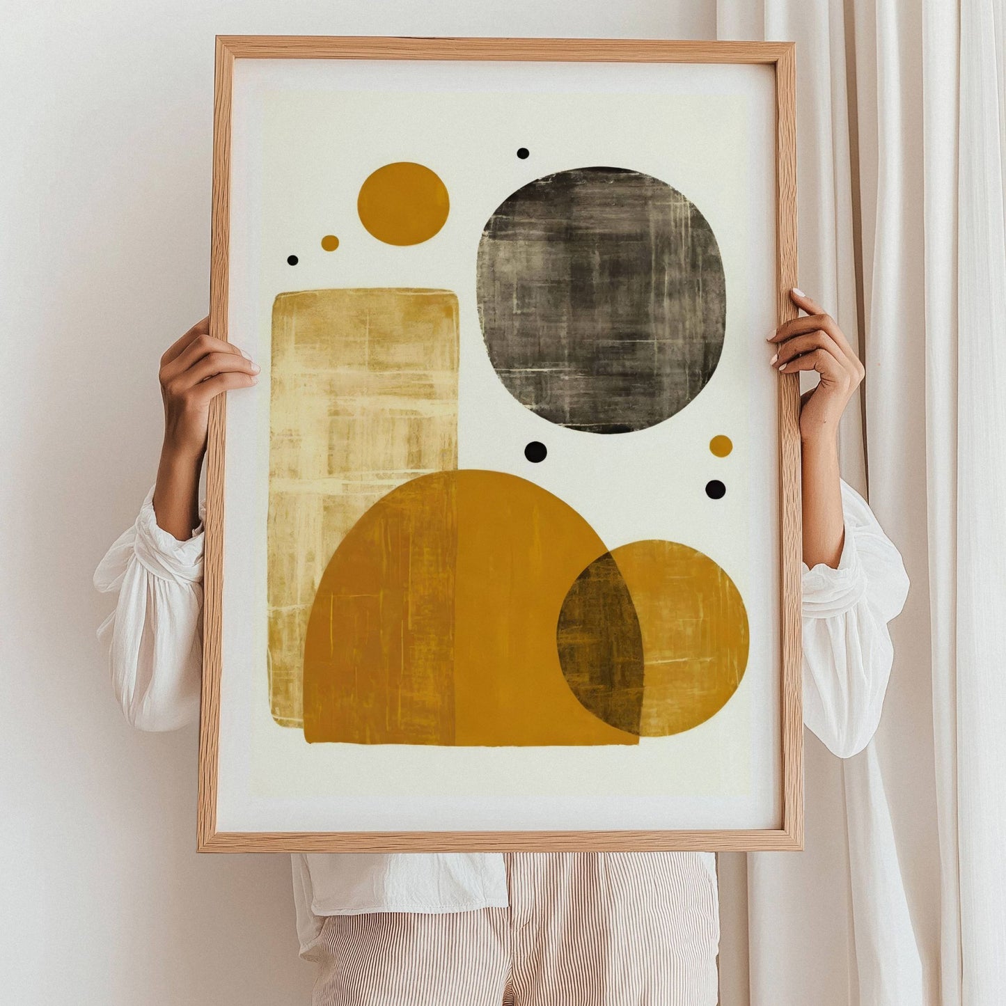  Golden Balance – en abstrakt kunstplakat og lerretstrykk med en harmonisk komposisjon av former og teksturer. Illustrasjon viser motivet som plakat i eik ramme.