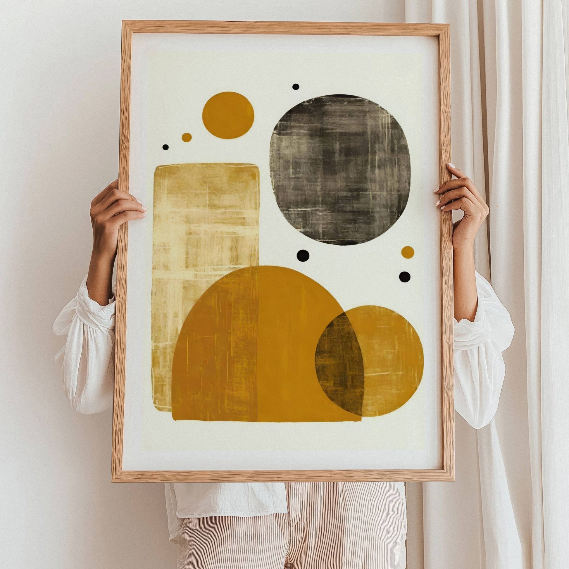  Golden Balance – en abstrakt kunstplakat og lerretstrykk med en harmonisk komposisjon av former og teksturer. Illustrasjon viser motivet som plakat i eik ramme.