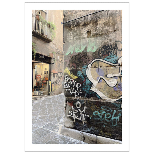 Graffiti Napoli. Dette levende bildet, tatt fra et gatehjørne i gamlebyen, gir deg en følelse av autentisitet og opplevelse av den lokale kulturen og et glimt av Napoletansk gatekultur.