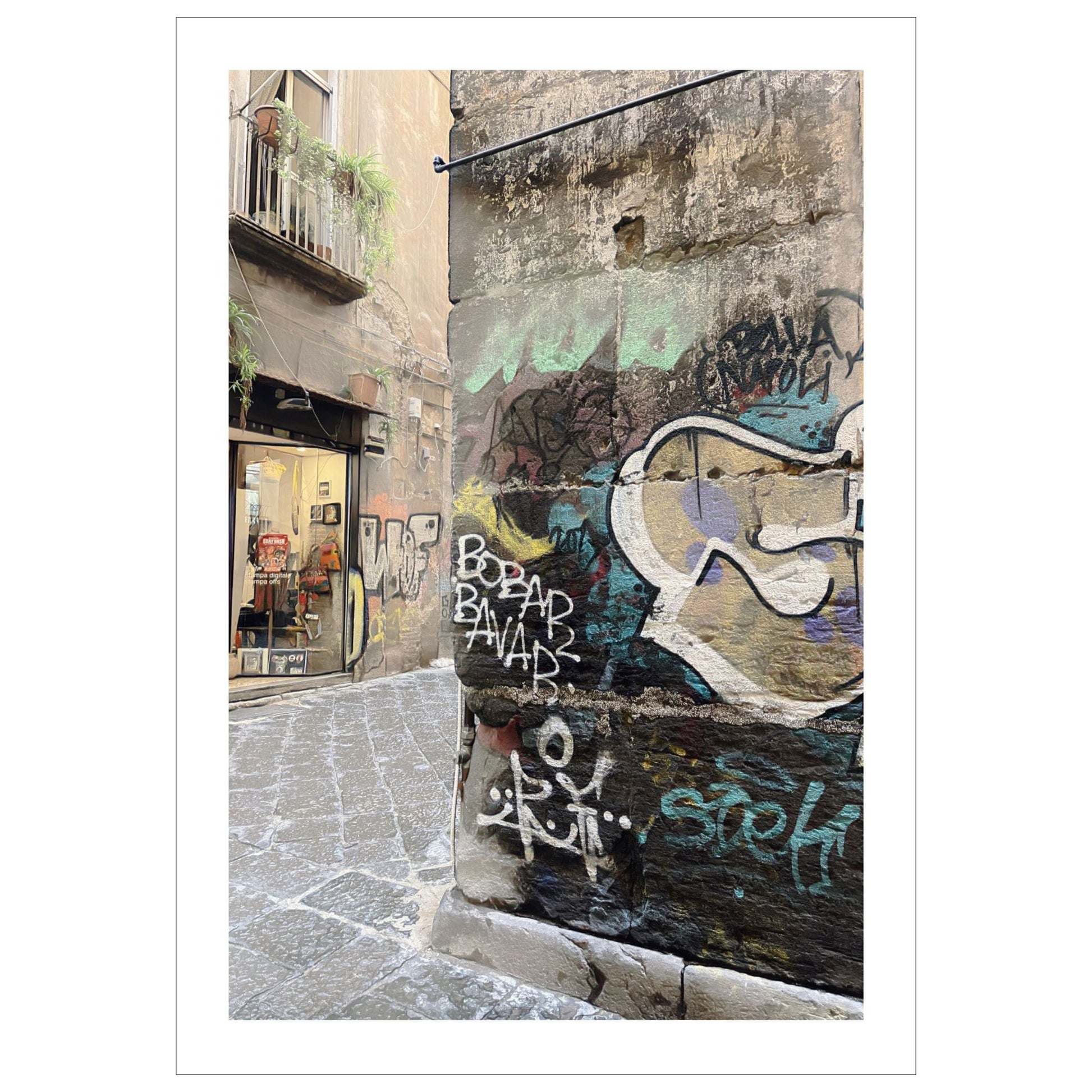 Graffiti Napoli. Dette levende bildet, tatt fra et gatehjørne i gamlebyen, gir deg en følelse av autentisitet og opplevelse av den lokale kulturen og et glimt av Napoletansk gatekultur.