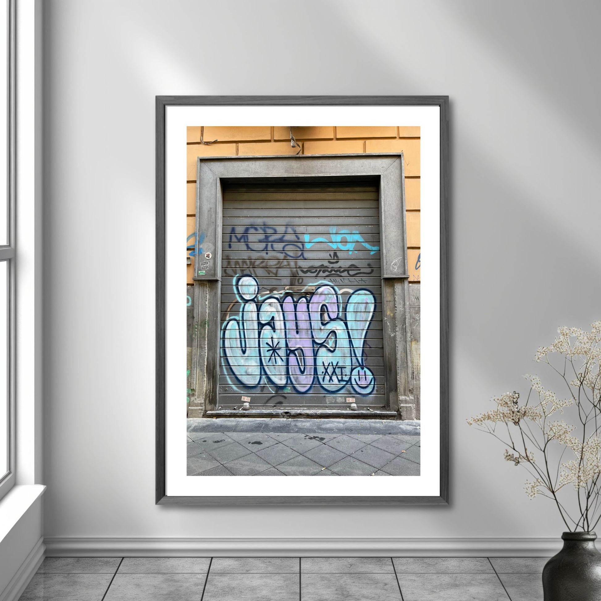 La deg bli fengslet av atmosfæren og den unike gatekunsten i Napoli med "Graffiti – Napoli". Dette levende bildet, fotografert i Centro Storico, gir deg en følelse av autentisitet og opplevelse av den lokale kulturen og et glimt av Napoletansk gatekultur. Illustrasjon viser motivet som plakat.