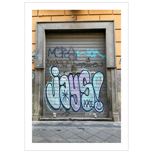 La deg bli fengslet av atmosfæren og den unike gatekunsten i Napoli med "Graffiti – Napoli". Dette levende bildet, fotografert i Centro Storico, gir deg en følelse av autentisitet og opplevelse av den lokale kulturen og et glimt av Napoletansk gatekultur. 