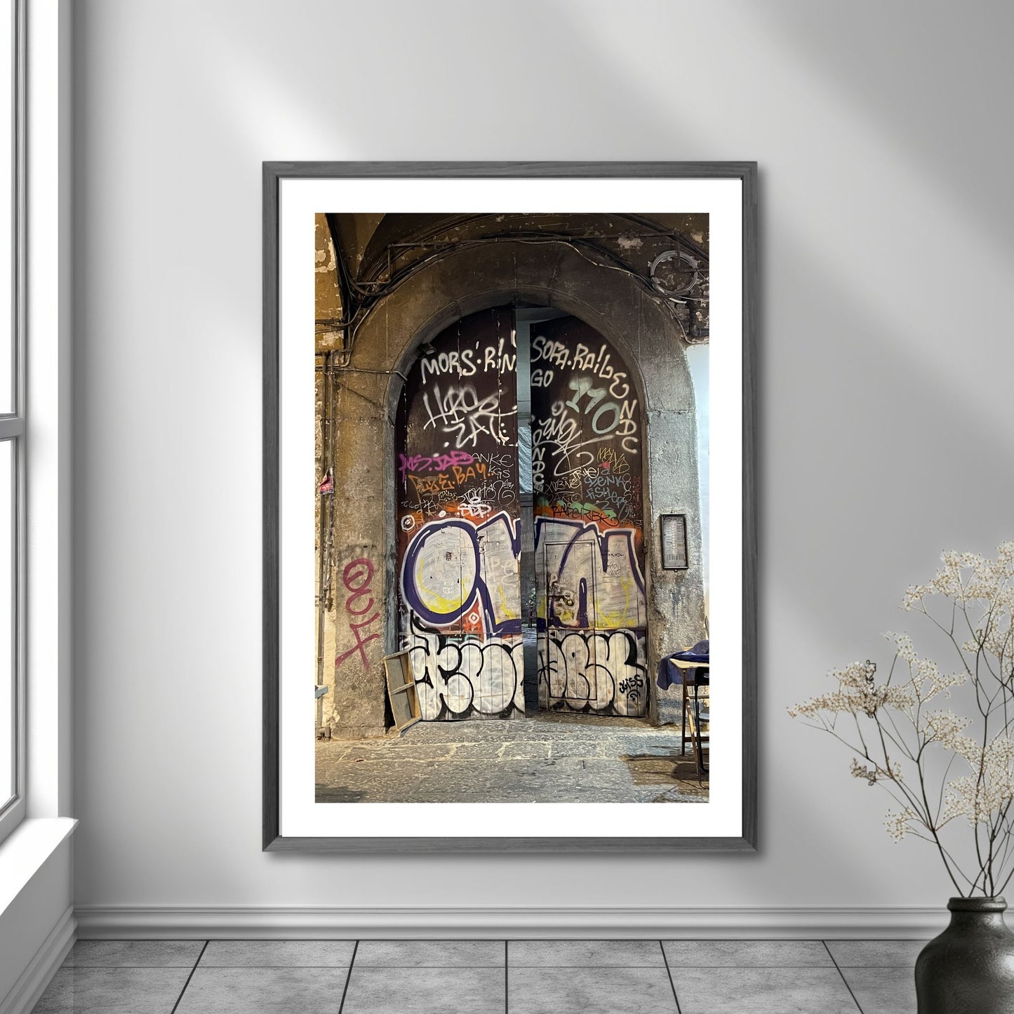 La deg bli fengslet av atmosfæren og den unike gatekunsten i Napoli med "Graffiti – Napoli". Dette levende bildet, fotografert i Centro Storico, gir deg en følelse av autentisitet og opplevelse av den lokale kulturen og et glimt av Napoletansk gatekultur. Illustrasjon viser motivet som plakat.