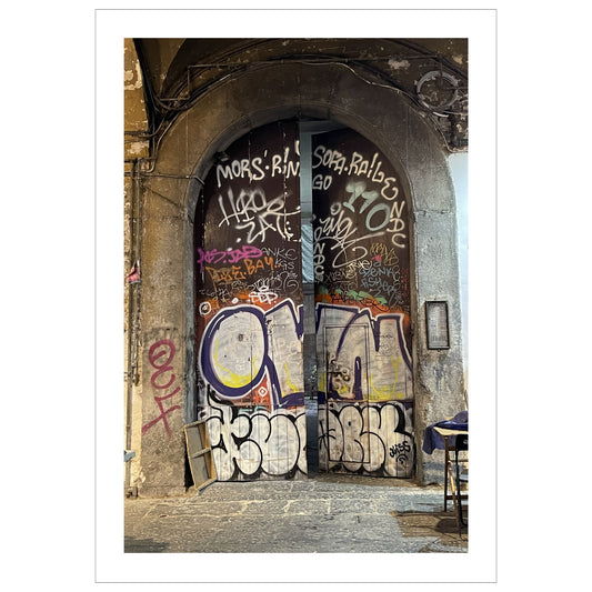 La deg bli fengslet av atmosfæren og den unike gatekunsten i Napoli med "Graffiti – Napoli". Dette levende bildet, fotografert i Centro Storico, gir deg en følelse av autentisitet og opplevelse av den lokale kulturen og et glimt av Napoletansk gatekultur. 