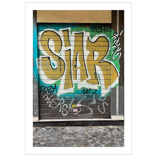 La deg bli fengslet av atmosfæren og den unike gatekunsten i Napoli med "Graffiti – Napoli". Dette levende bildet, fotografert i Centro Storico, gir deg en følelse av autentisitet og opplevelse av den lokale kulturen og et glimt av Napoletansk gatekultur.