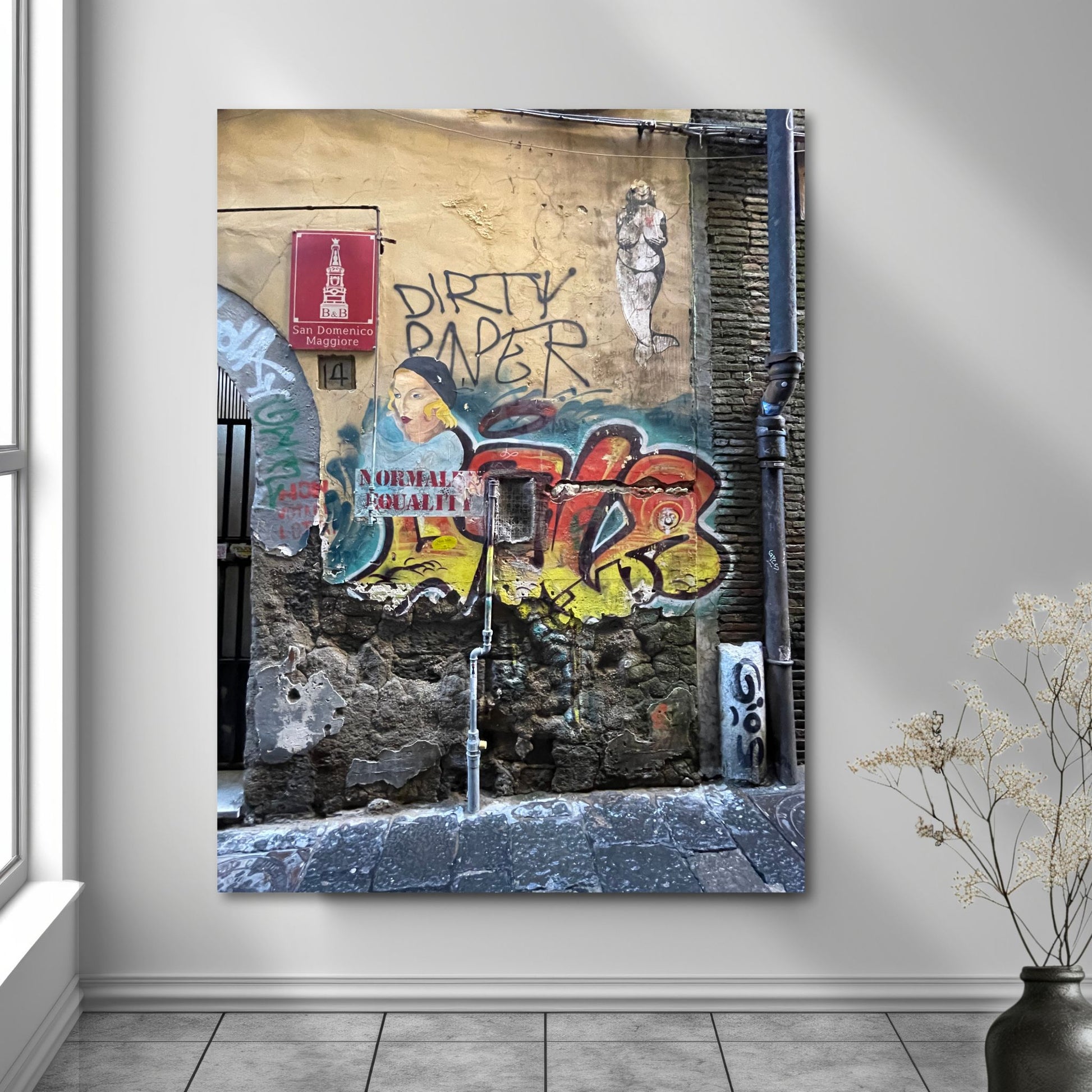 La deg bli fengslet av atmosfæren og den unike gatekunsten i Napoli med "Graffiti – Napoli". Dette levende bildet, fotografert i Centro Storico, gir deg en følelse av autentisitet og opplevelse av den lokale kulturen og et glimt av Napoletansk gatekultur. Illustrasjon viser motivet på lerret.