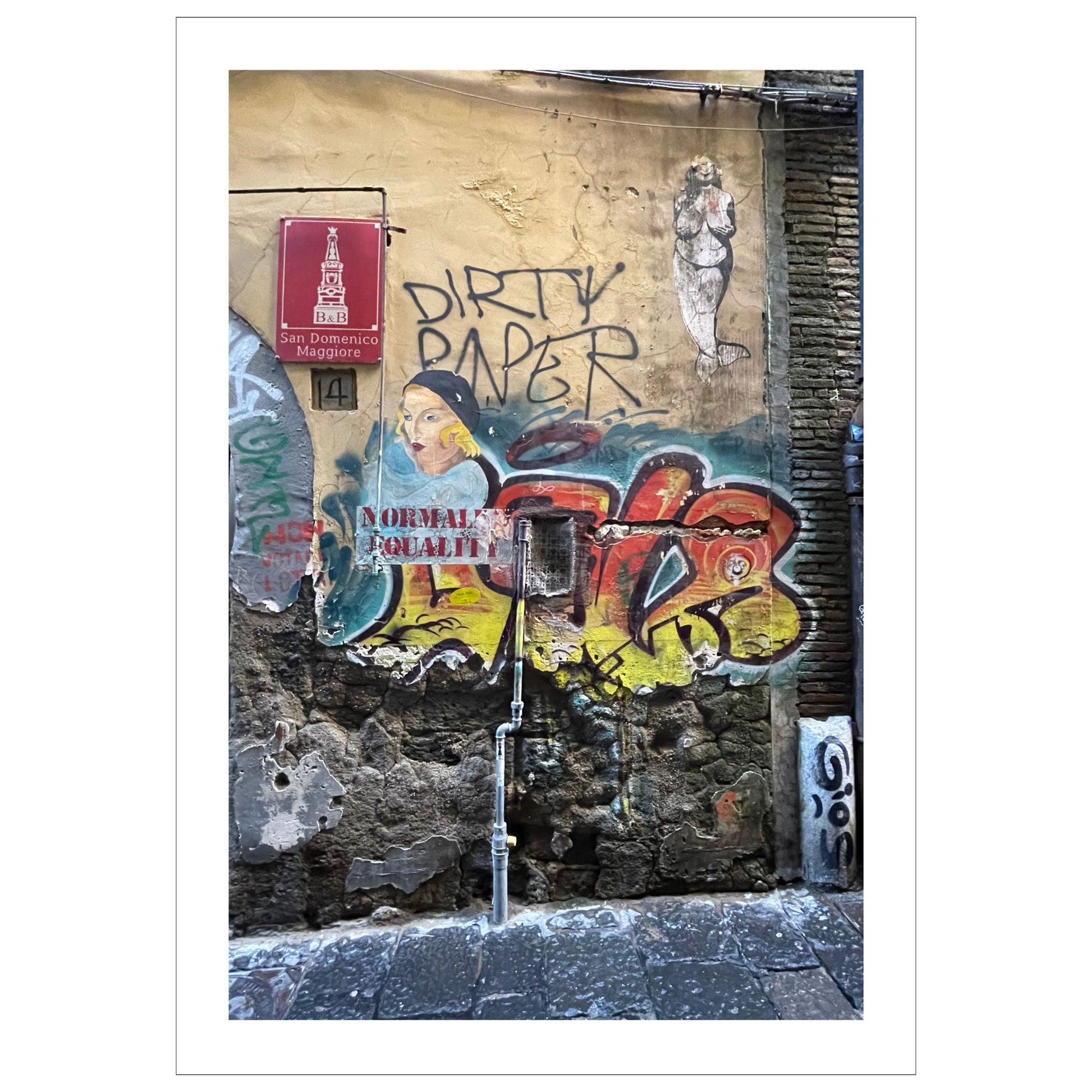 La deg bli fengslet av atmosfæren og den unike gatekunsten i Napoli med "Graffiti – Napoli". Dette levende bildet, fotografert i Centro Storico, gir deg en følelse av autentisitet og opplevelse av den lokale kulturen og et glimt av Napoletansk gatekultur. 