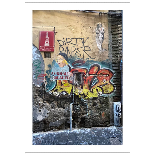 La deg bli fengslet av atmosfæren og den unike gatekunsten i Napoli med "Graffiti – Napoli". Dette levende bildet, fotografert i Centro Storico, gir deg en følelse av autentisitet og opplevelse av den lokale kulturen og et glimt av Napoletansk gatekultur. 