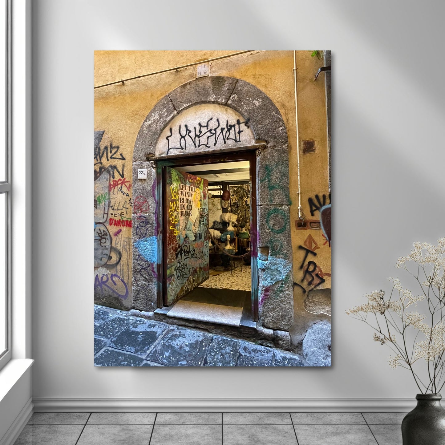 La deg bli fengslet av atmosfæren og den unike gatekunsten i Napoli med "Graffiti – Napoli". Dette levende bildet, fotografert i Centro Storico, gir deg en følelse av autentisitet og opplevelse av den lokale kulturen og et glimt av Napoletansk gatekultur. Illustrasjon viser motivet på lerret.