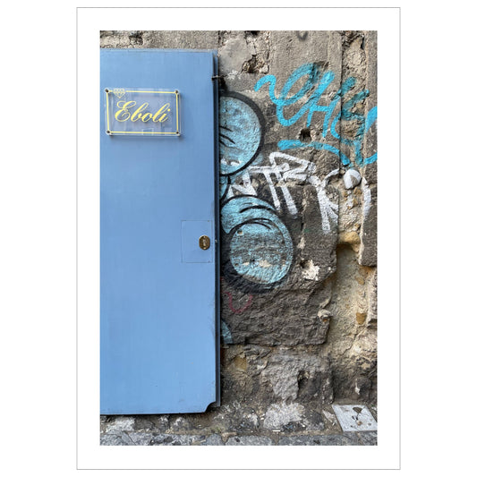 La deg bli fengslet av atmosfæren og den unike gatekunsten i Napoli med "Graffiti – Napoli". Dette levende bildet, fotografert i Centro Storico, gir deg en følelse av autentisitet og opplevelse av den lokale kulturen og et glimt av Napoletansk gatekultur. 