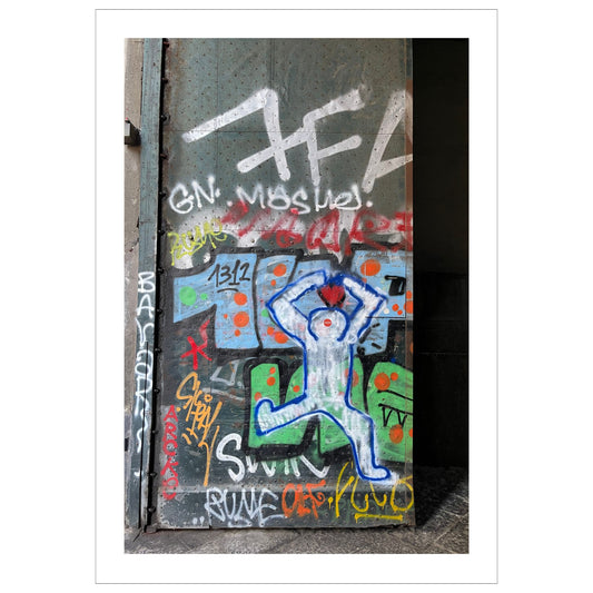 La deg bli fengslet av atmosfæren og den unike gatekunsten i Napoli med "Graffiti – Napoli". Dette levende bildet, fotografert i Centro Storico, gir deg en følelse av autentisitet og opplevelse av den lokale kulturen og et glimt av Napoletansk gatekultur. 