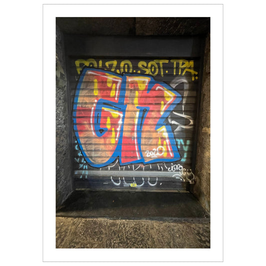 La deg bli fengslet av atmosfæren og den unike gatekunsten i Napoli med "Graffiti – Napoli". Dette levende bildet, fotografert i Centro Storico, gir deg en følelse av autentisitet og opplevelse av den lokale kulturen og et glimt av Napoletansk gatekultur. 