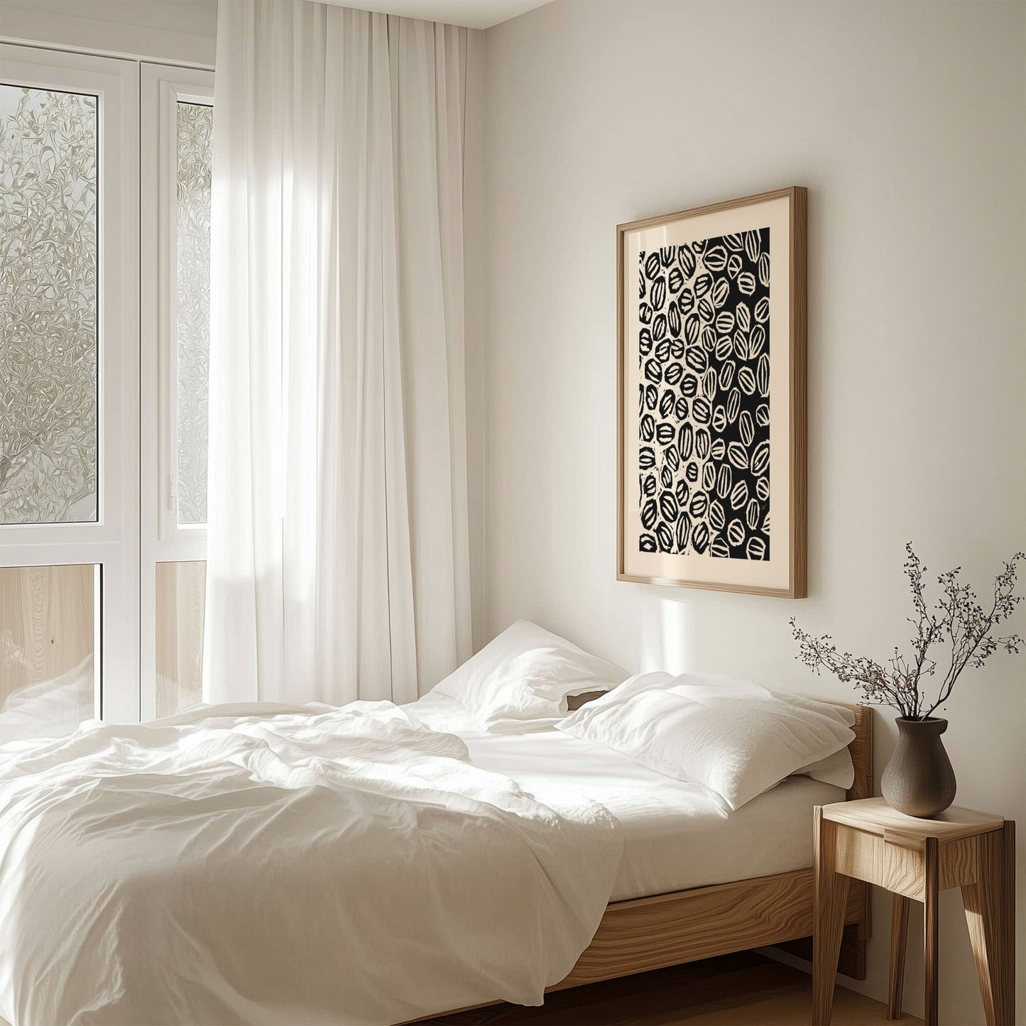Dette unike kunstverket kombinerer svart-hvitt kontraster med et moderne, håndtegnet mønster som skaper en iøynefallende effekt. Illustrasjon viser plakat i en eike ramme over en seng.