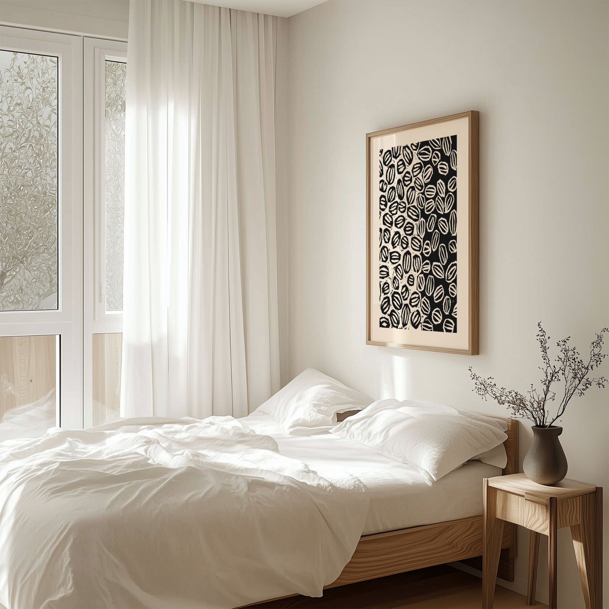 Dette unike kunstverket kombinerer svart-hvitt kontraster med et moderne, håndtegnet mønster som skaper en iøynefallende effekt. Illustrasjon viser plakat i en eike ramme over en seng.