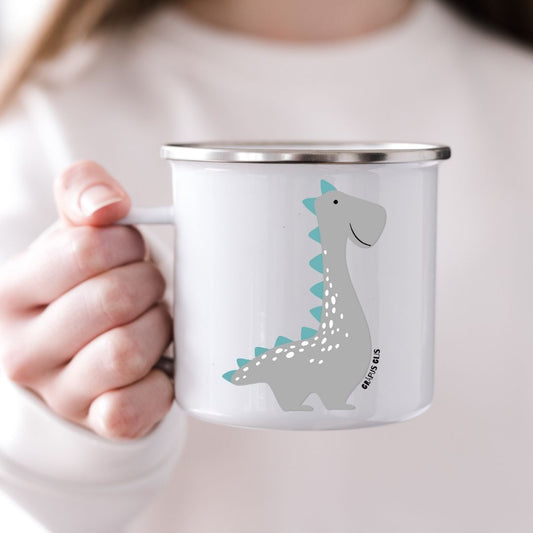 Barn som holder emaljekrus med motiv av dinosauren Gråpus Glis fra Dino Venneflokken 