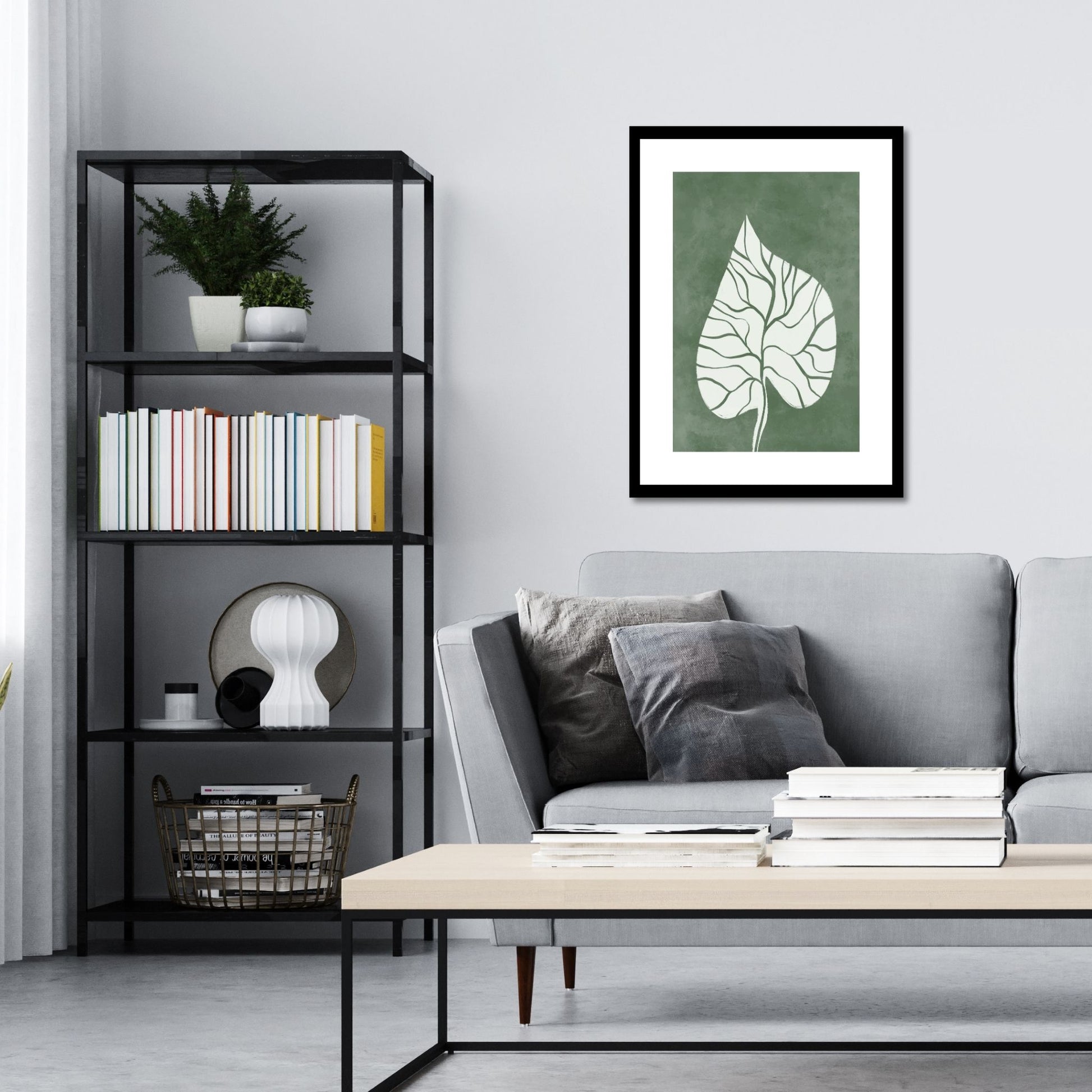 Green Abstract plakat. Med sine beroligende grønne toner og sofistikerte design, tilfører denne plakaten en følelse av ro og harmoni til ethvert rom. Illustrasjonen viser plakat i sort ramme på en vegg over en sofa.