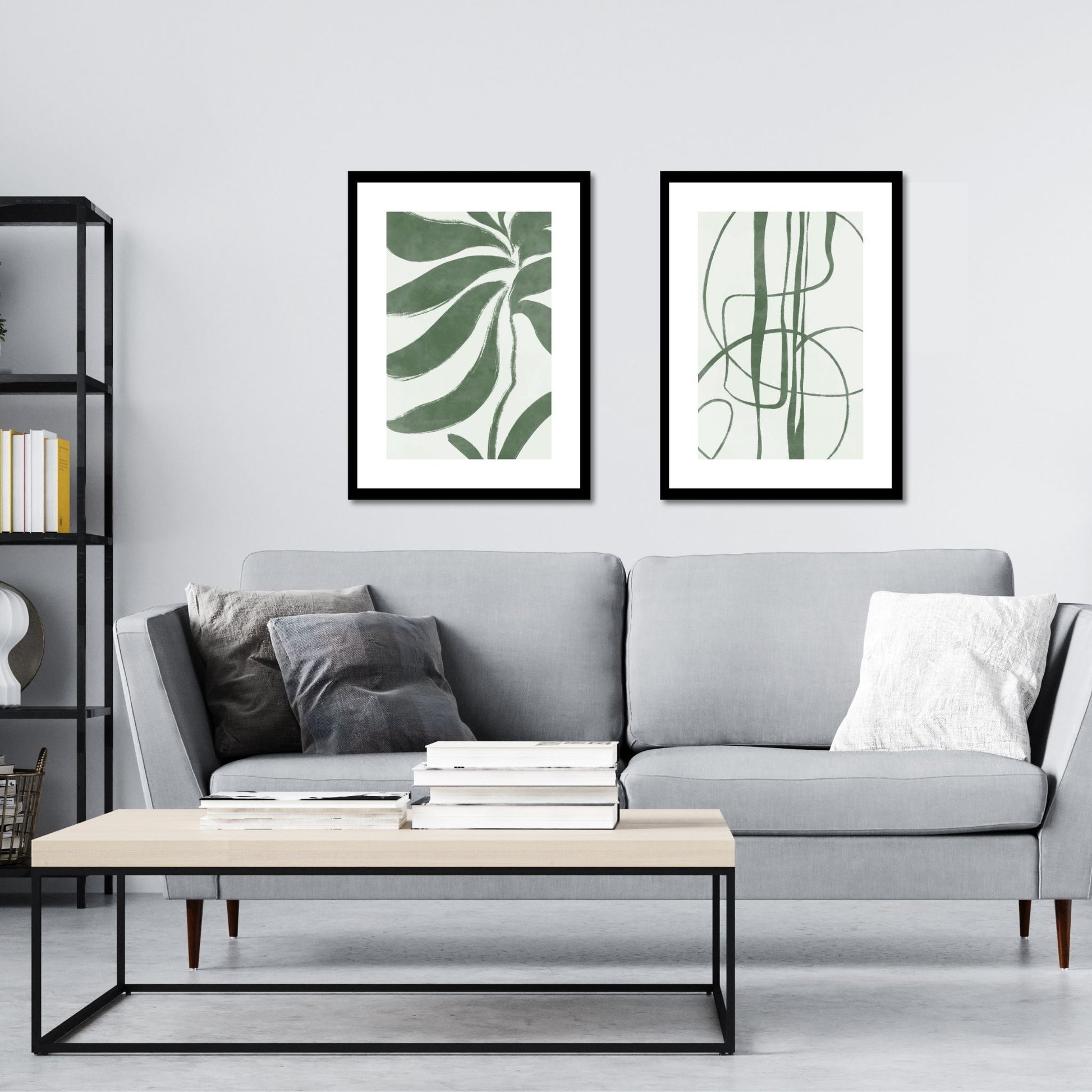 Green Abstract plakat. Med sine beroligende grønne toner og sofistikerte design, tilfører denne plakaten en følelse av ro og harmoni til ethvert rom. Illustrasjonen viser plakat No21 og No22 i sort ramme på en vegg over en sofa.