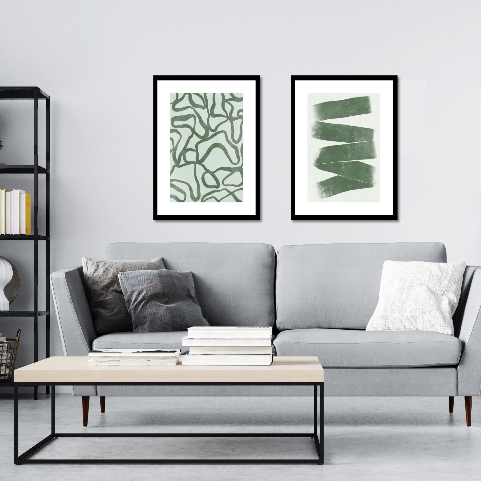 Green Abstract plakat. Med sine beroligende grønne toner og sofistikerte design, tilfører denne plakaten en følelse av ro og harmoni til ethvert rom. Illustrasjonen viser plakat No23 og No24 i sort ramme på en vegg over en sofa.