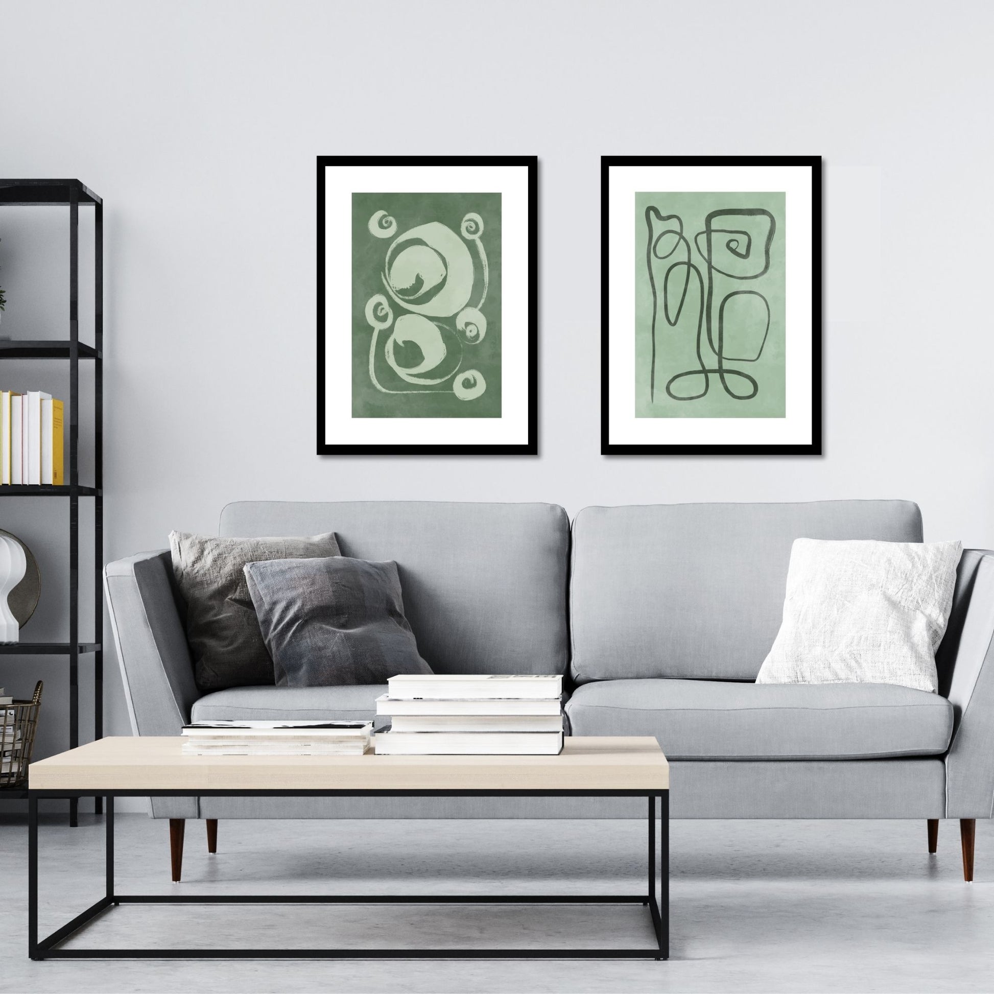 Green Abstract plakat. Med sine beroligende grønne toner og sofistikerte design, tilfører denne plakaten en følelse av ro og harmoni til ethvert rom. Illustrasjonen viser plakat No7 og No8 i sort ramme på en vegg over en sofa.