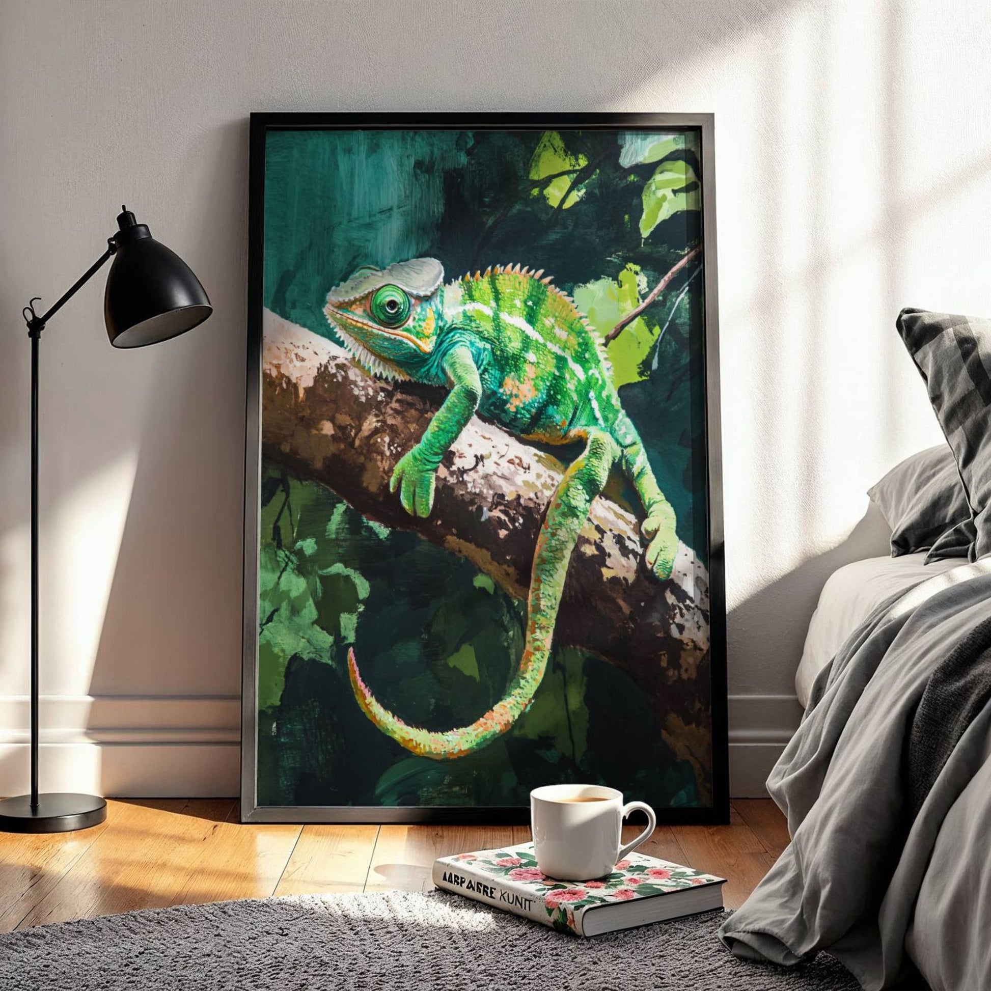 Den detaljerte illustrasjonen av den grønne kameleonen, perfekt plassert i sitt naturlige habitat, skaper en spennende og harmonisk stemning på veggen. Illustrasjon viser plakat uten hvit kant i ramme.