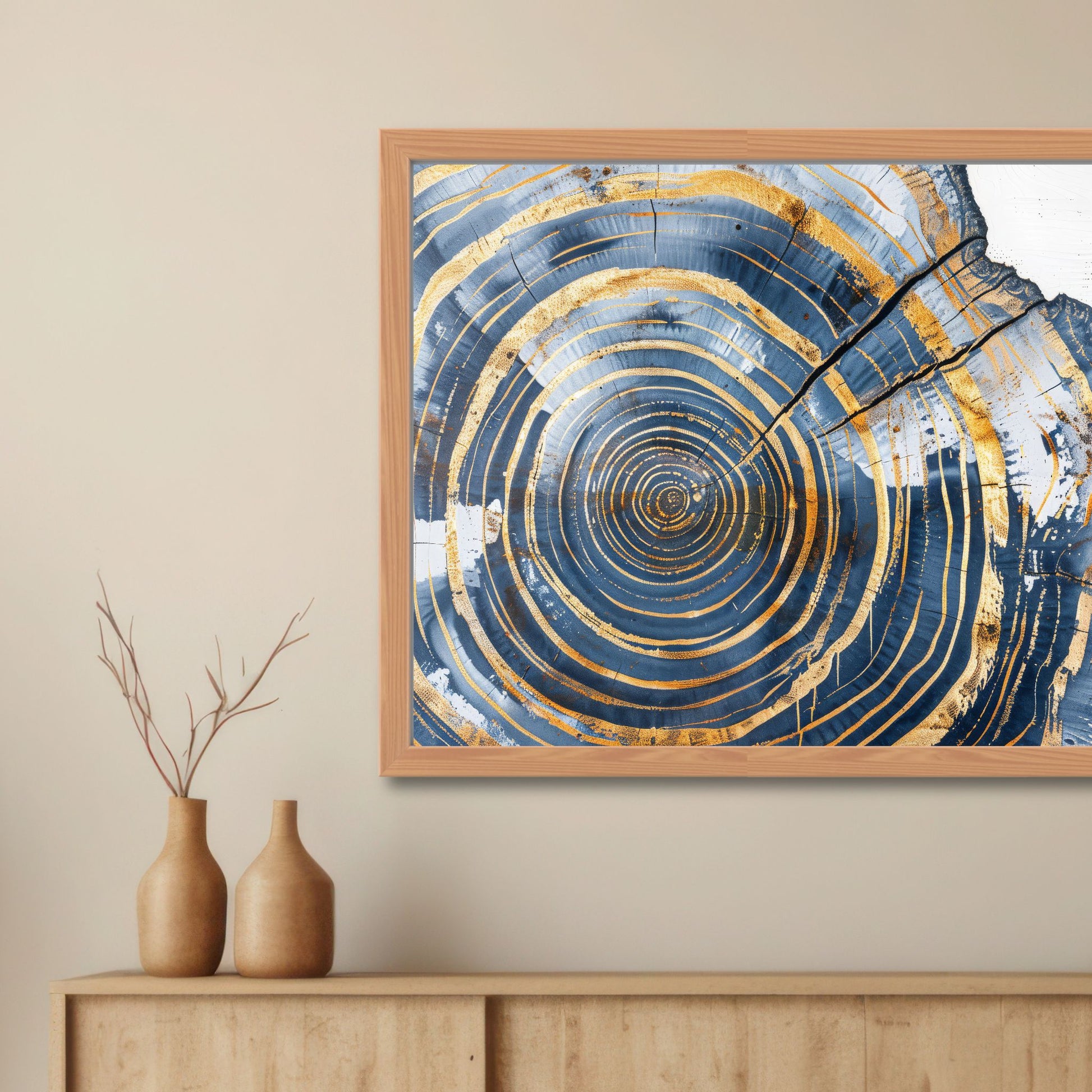 Dette unike kunstverket fanger essensen av naturens mønstre, med konsentriske sirkler inspirert av treets årringer, kombinert med stilige gull- og blåtoner. Illustrasjon viser motivet som plakat i lys ramme.