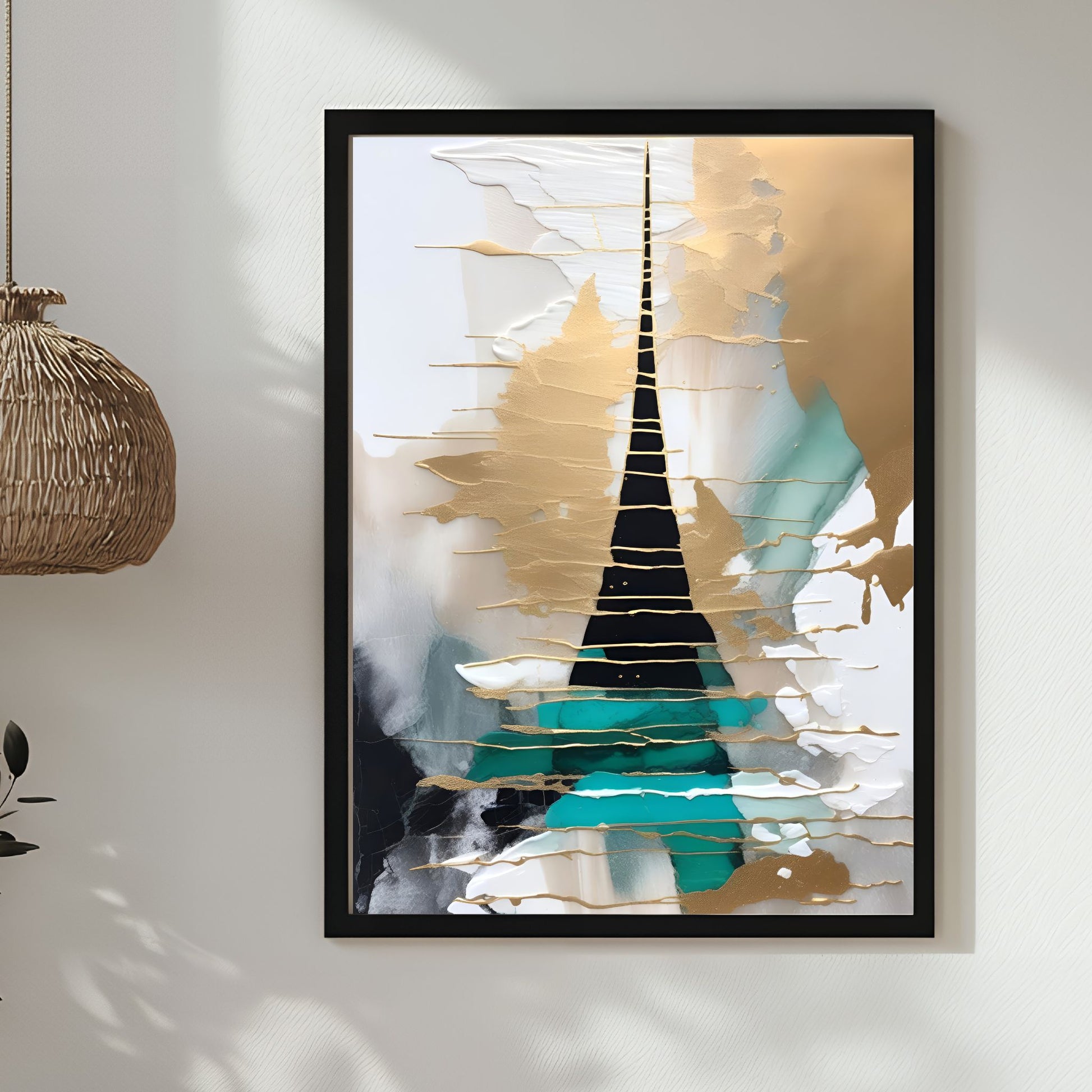 Dette abstrakte motivet, preget av gyldne detaljer og harmoniske fargetoner i svart, hvitt og turkis, er perfekt for å skape et sofistikert uttrykk i ethvert rom. Illustrasjon viser motivet som plakat i sort ramme.