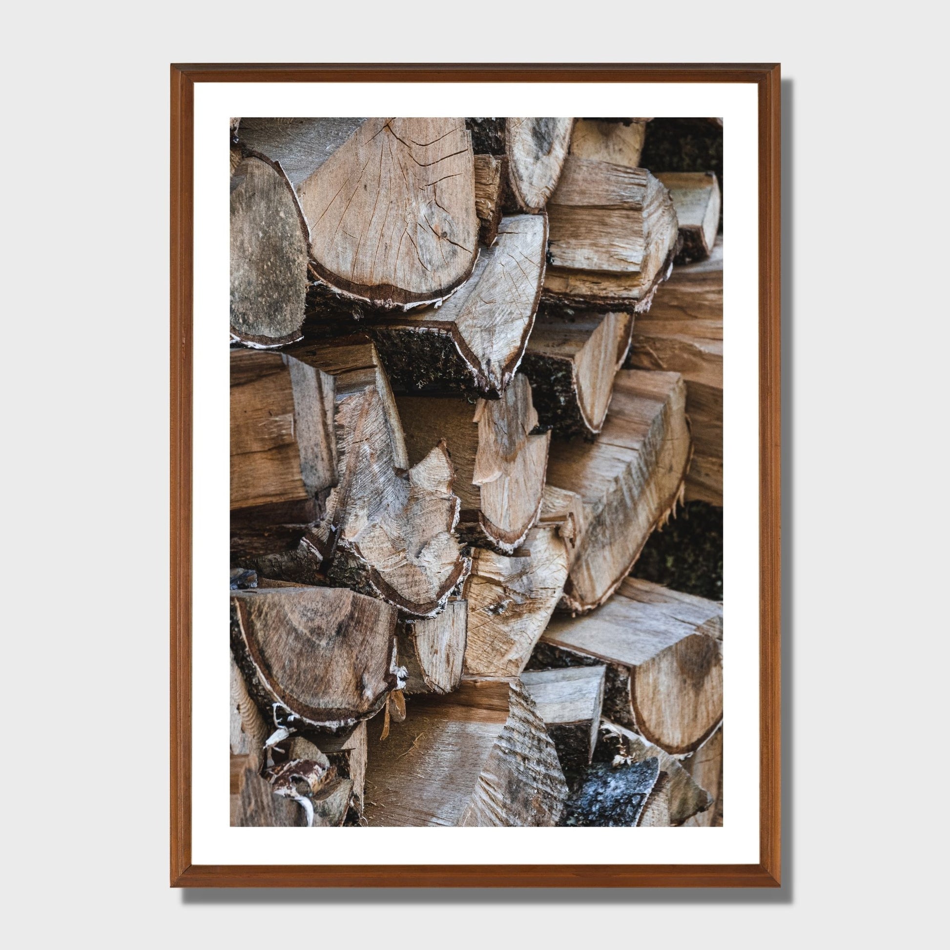 En rustikk vedstabel liver opp i hjemmet ditt.  Illustrasjon viser bildet som plakat i en eikeramme.