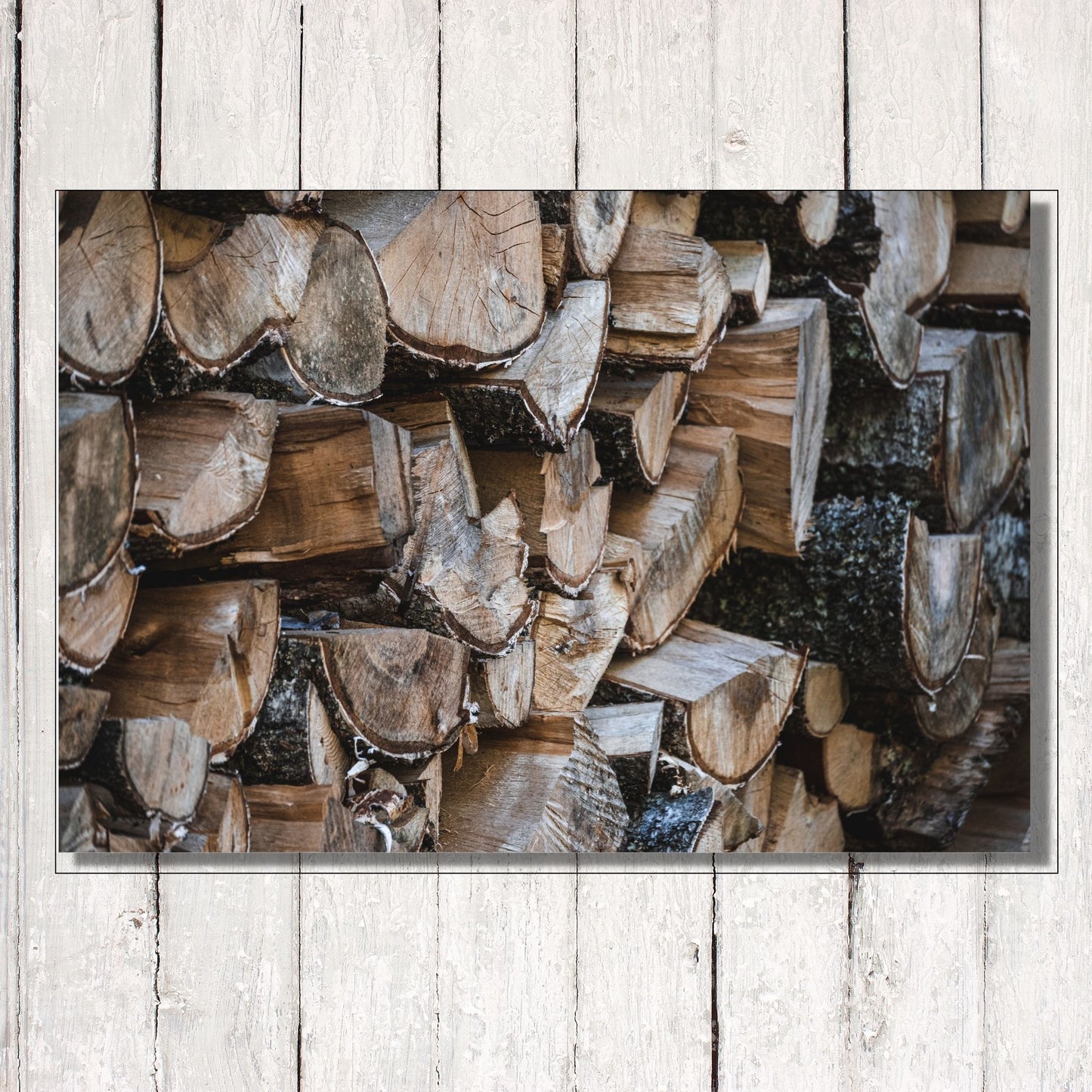 En rustikk vedstabel liver opp i hjemmet ditt.  Illustrasjon viser bildet på lerret.