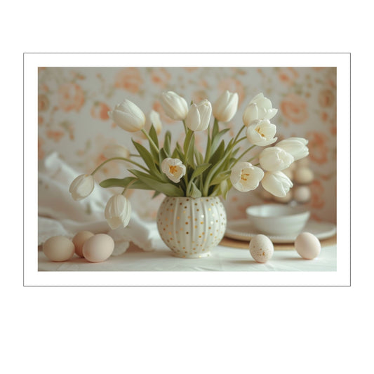 Grafisk illustrasjon av en rund, hvit vase med gullprikker, fylt med hvite tulipaner. Ved siden av vase ligger noen hvite påskeeg.