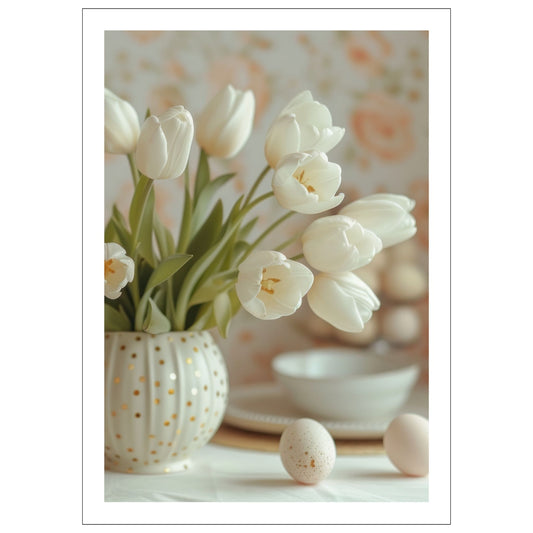 Grafisk illustrasjon av en rund, hvit vase med gullprikker, fylt med hvite tulipaner. Ved siden av vase ligger noen hvite påskeeg.