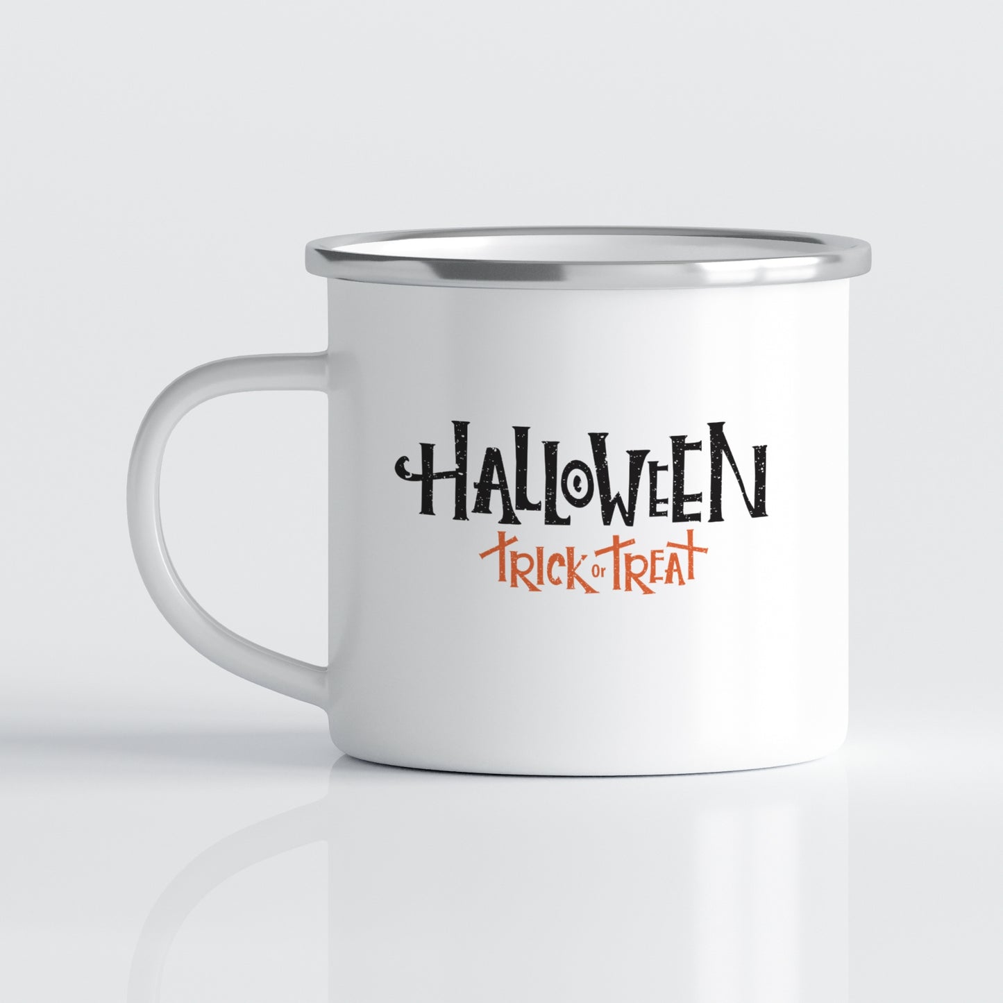 Med et sjarmerende "Boo Ghost" og "Trick or Treat" design, vil dette kruset garantert fremkalle smil hver gang du tar en slurk. Illustrasjonsfoto.