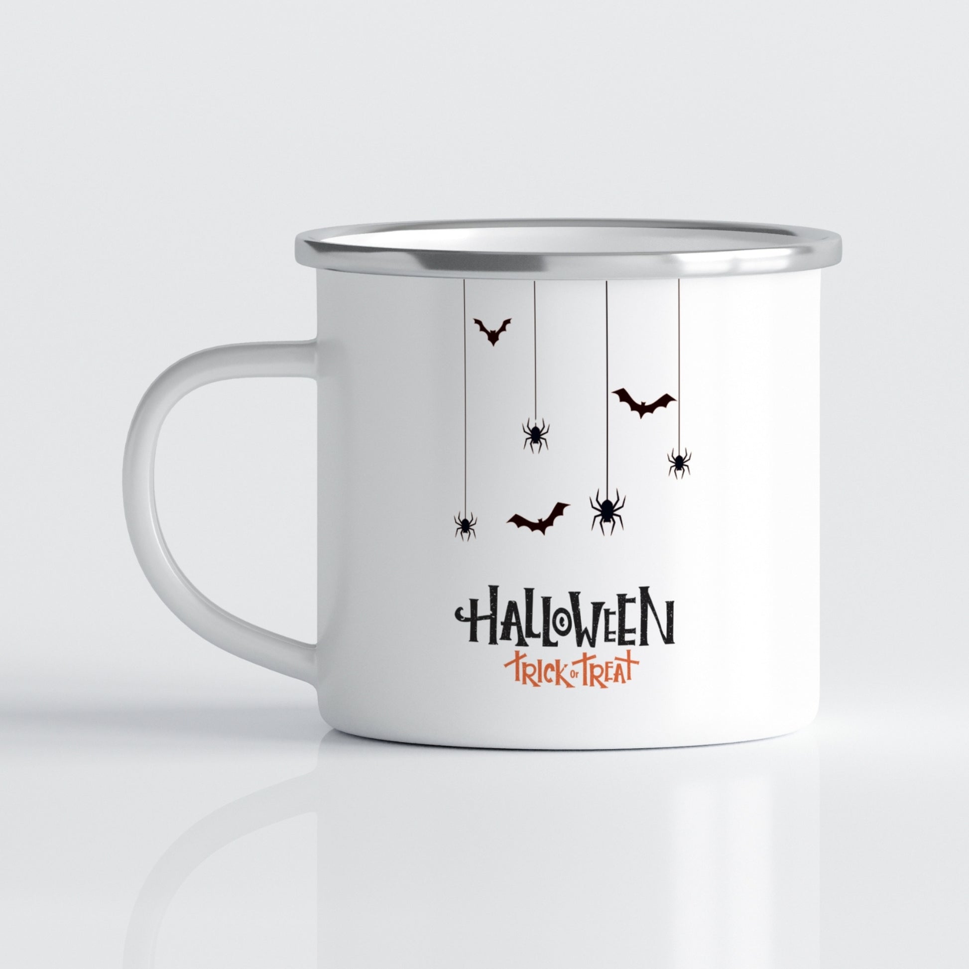 Med sitt glade gresskarmotiv og dansende flaggermus er dette emaljekruset perfekt for alt fra kakao til heksebrygg. 