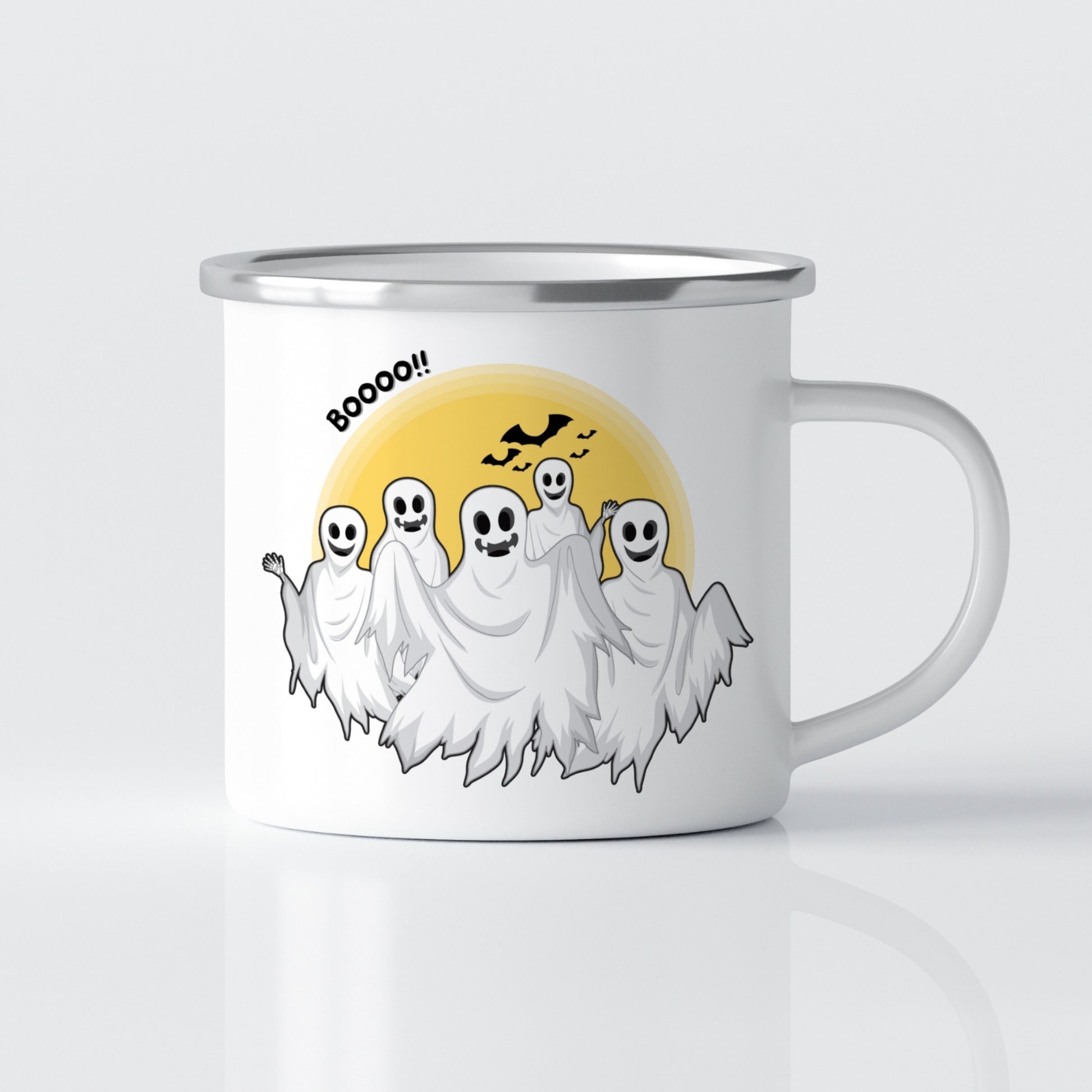Dette morsomme Halloween-kruset viser en hel gjeng med glade spøkelser under måneskinn – klare for å rope “Boooo!!”.
