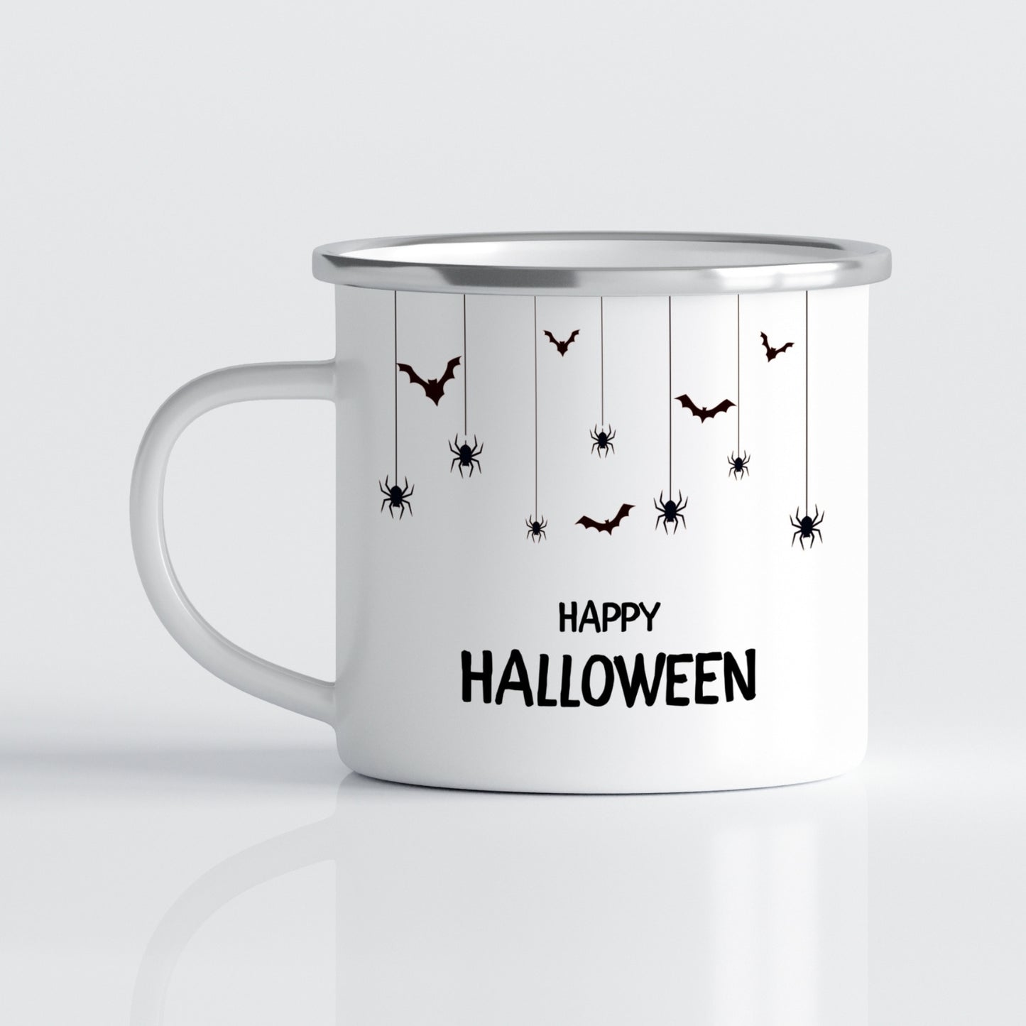 På dette emaljekruset finner du små spøkelser, gresskar, måner, flaggermus og stjerner i en energisk miks – perfekt for deg som elsker alt ved Halloween. 