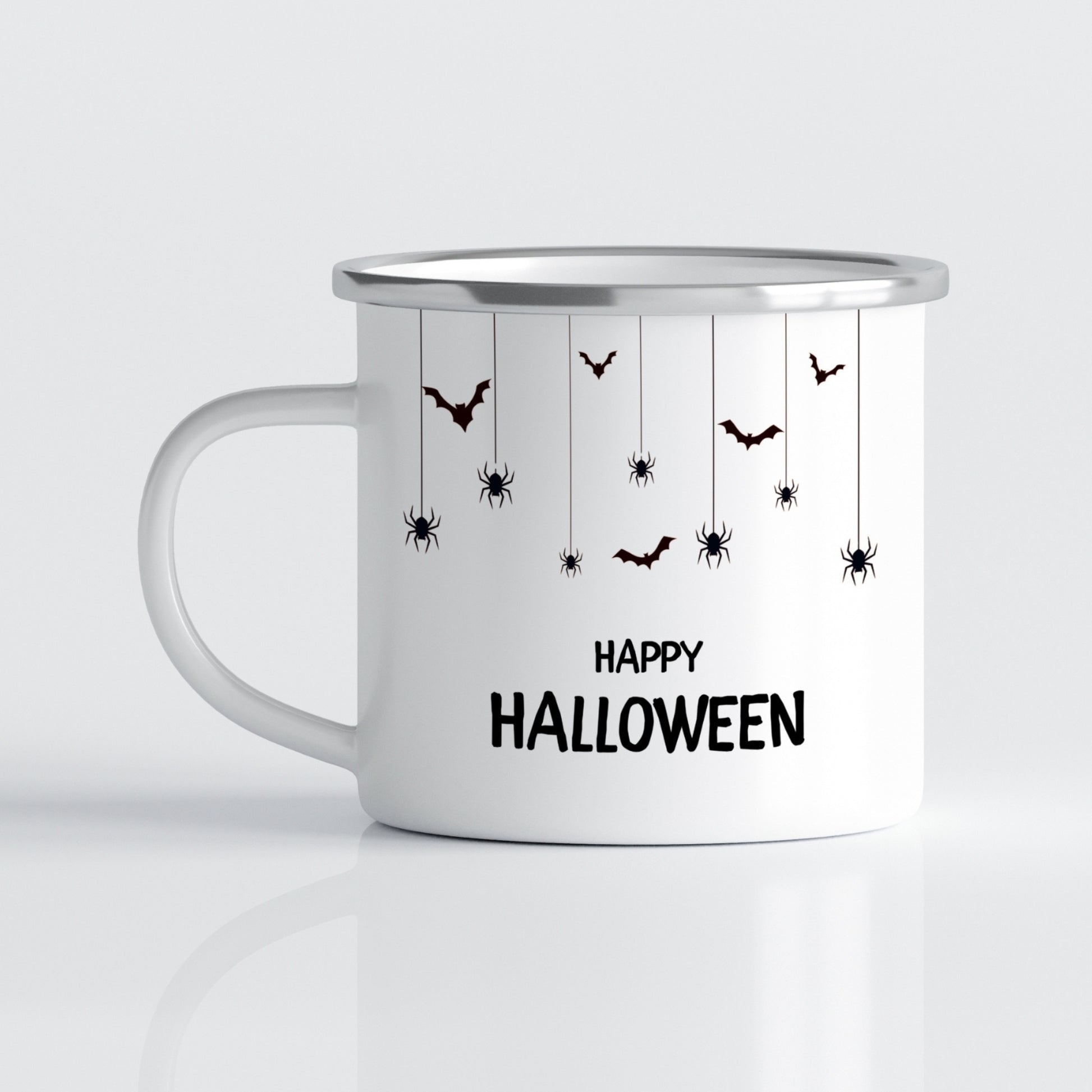 På dette emaljekruset finner du små spøkelser, gresskar, måner, flaggermus og stjerner i en energisk miks – perfekt for deg som elsker alt ved Halloween. 