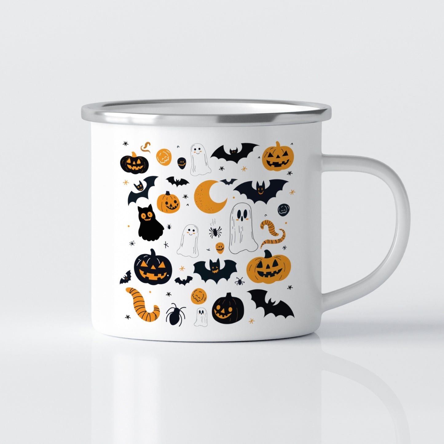 På dette emaljekruset finner du små spøkelser, gresskar, måner, flaggermus og stjerner i en energisk miks – perfekt for deg som elsker alt ved Halloween. 