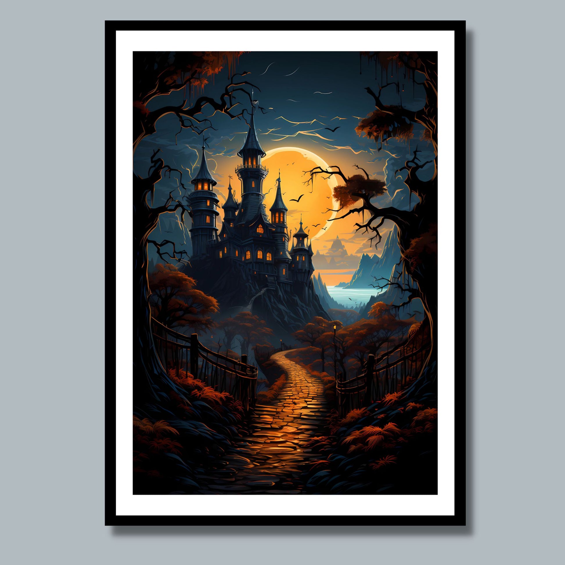 Creepy plakat med motiv av Halloween slott ved fullmåne. Motivet viser nattmørke og lys i vinduene. Bildet som har en hvit kant, er rammet inn i sort ramme og henger på en vegg.