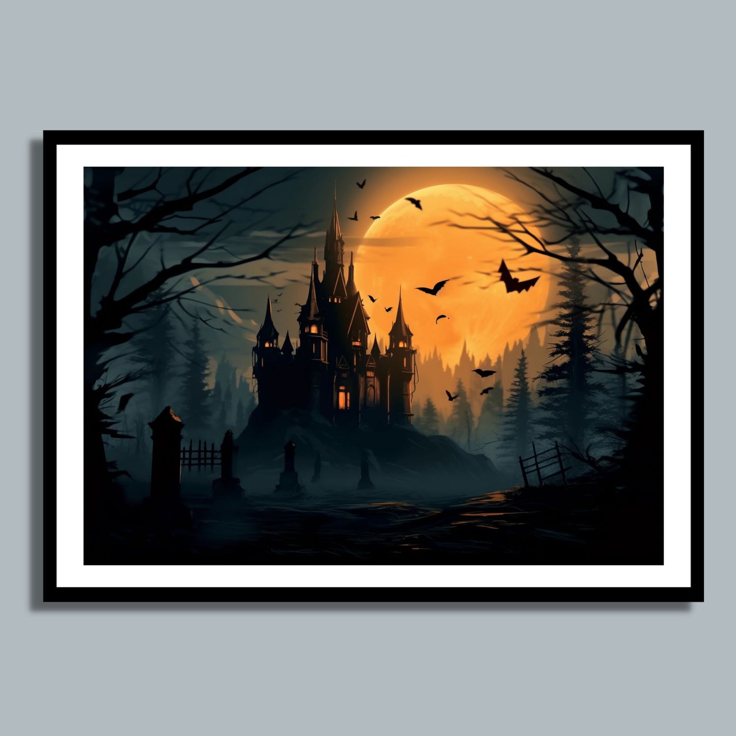 Creepy plakat med motiv av Halloween slott ved fullmåne. Motivet viser nattmørke og lys i vinduene. Bildet som har en hvit kant, er rammet inn i sort ramme og henger på en vegg.