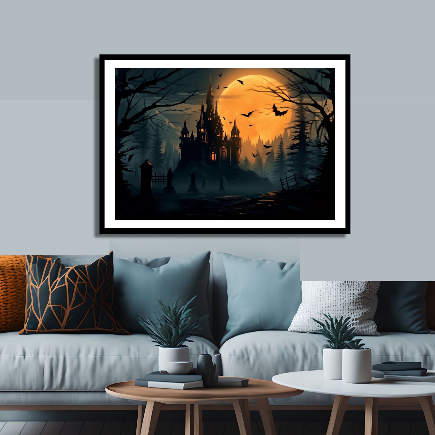 Creepy plakat med motiv av Halloween slott ved fullmåne. Motivet viser nattmørke og lys i vinduene. Bildet som har en hvit kant, er rammet inn i sort ramme og henger på en vegg over en sofa